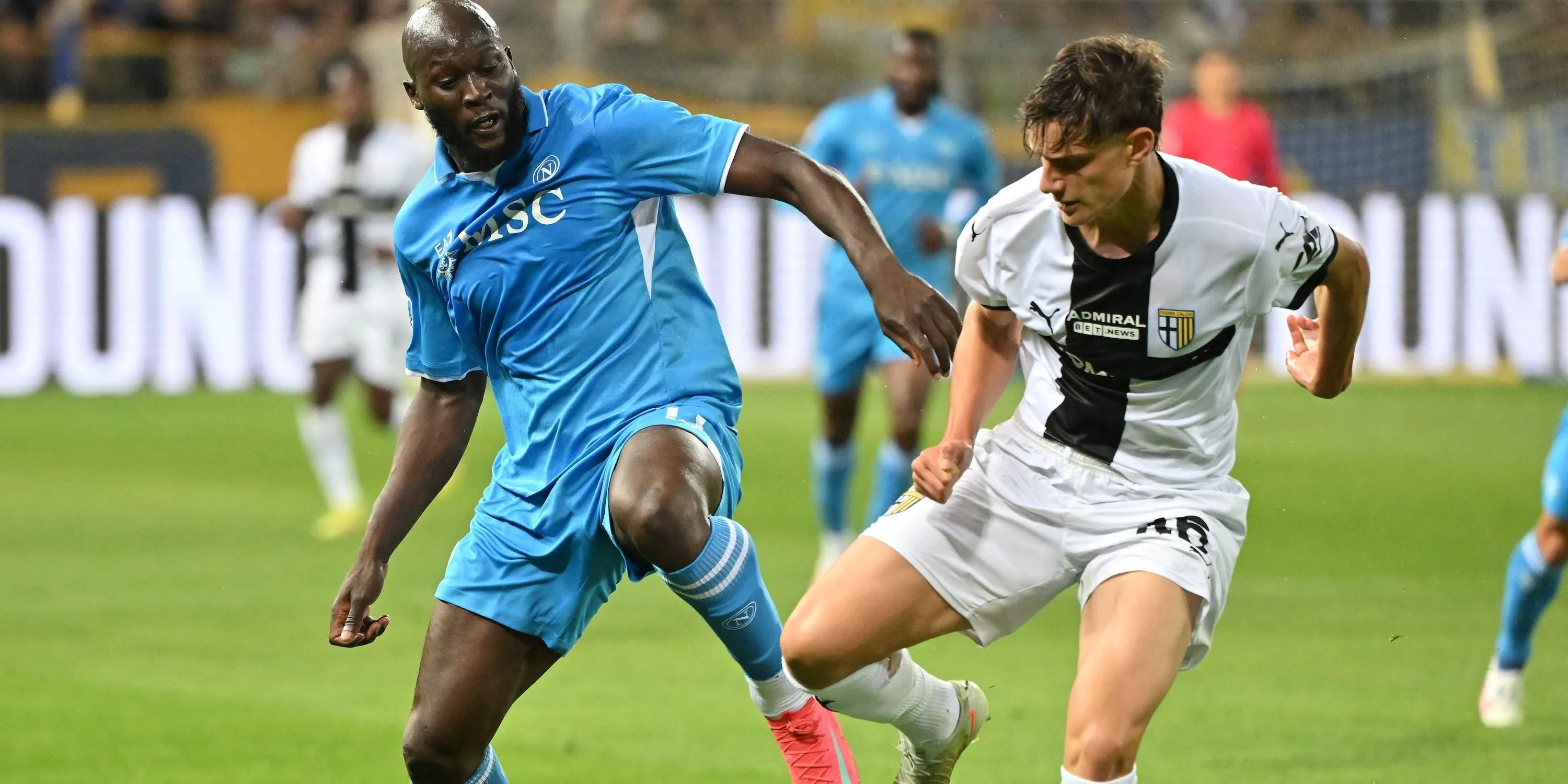 Romelu Lukaku (Napoli) tranh chấp bóng với Giovanni Leoni (Parma), thể hiện khả năng đối đầu của trung vệ trẻ này