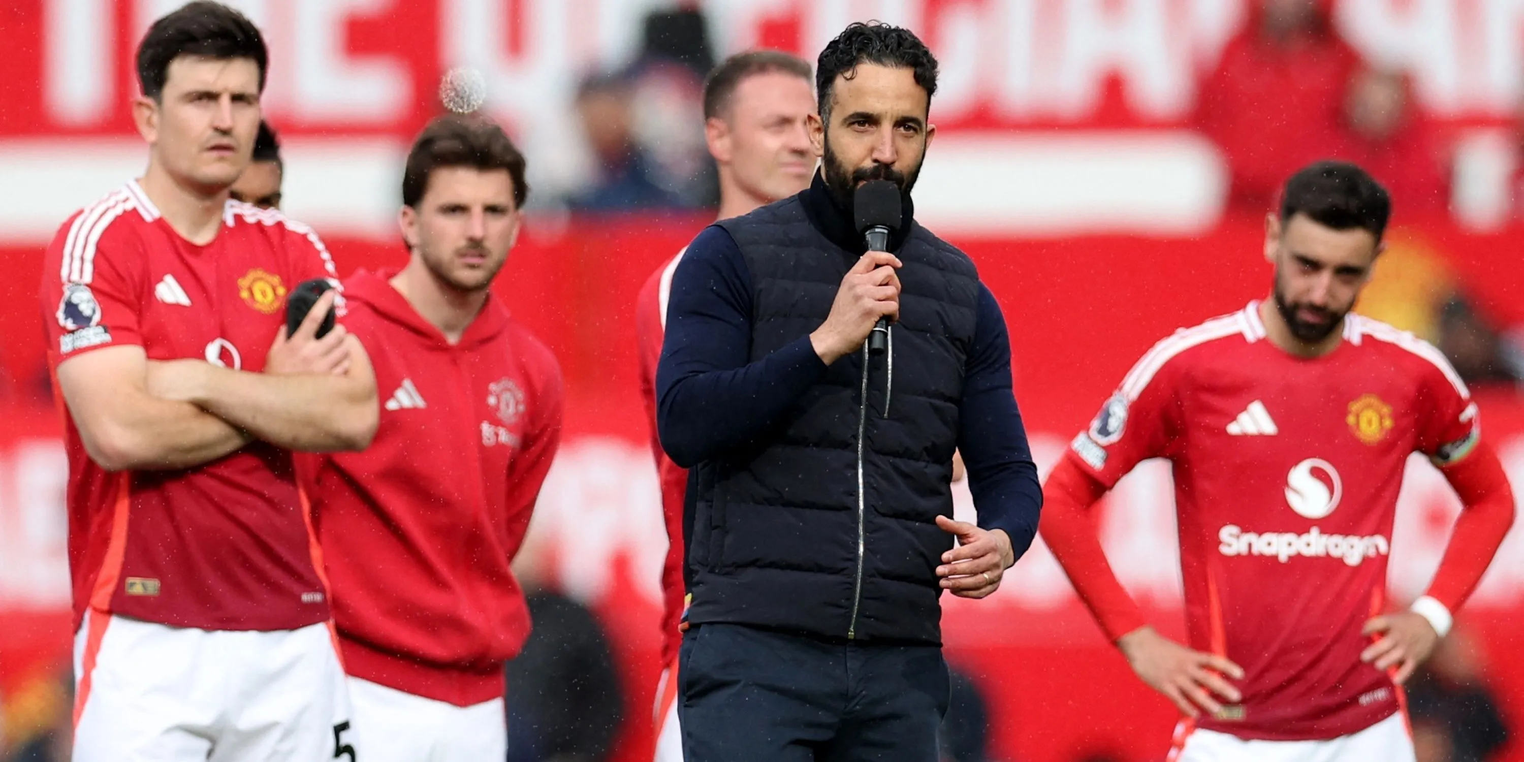 Ruben Amorim, HLV Manchester United, tương tác cùng người hâm mộ sau trận đấu.