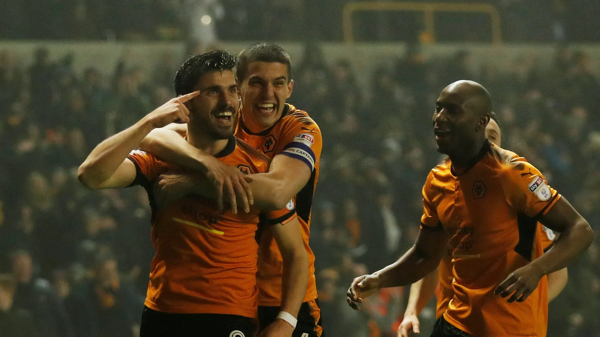 Ruben Neves với quả bóng, biểu cảm tập trung trong trận đấu Wolverhampton Wanderers vs Derby County