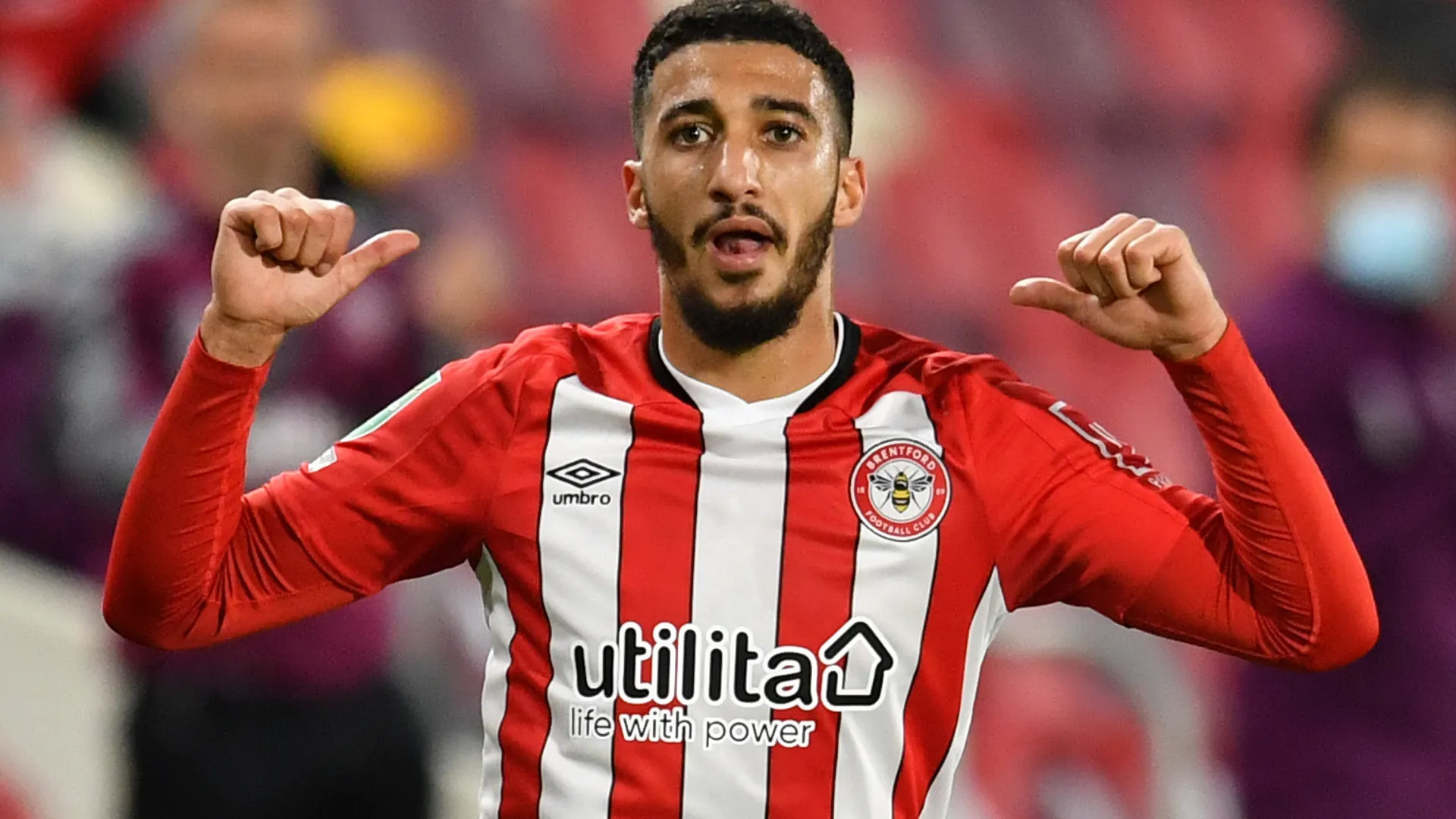 Said Benrahma của Brentford FC cầm bóng, đang trong pha đi bóng kỹ thuật