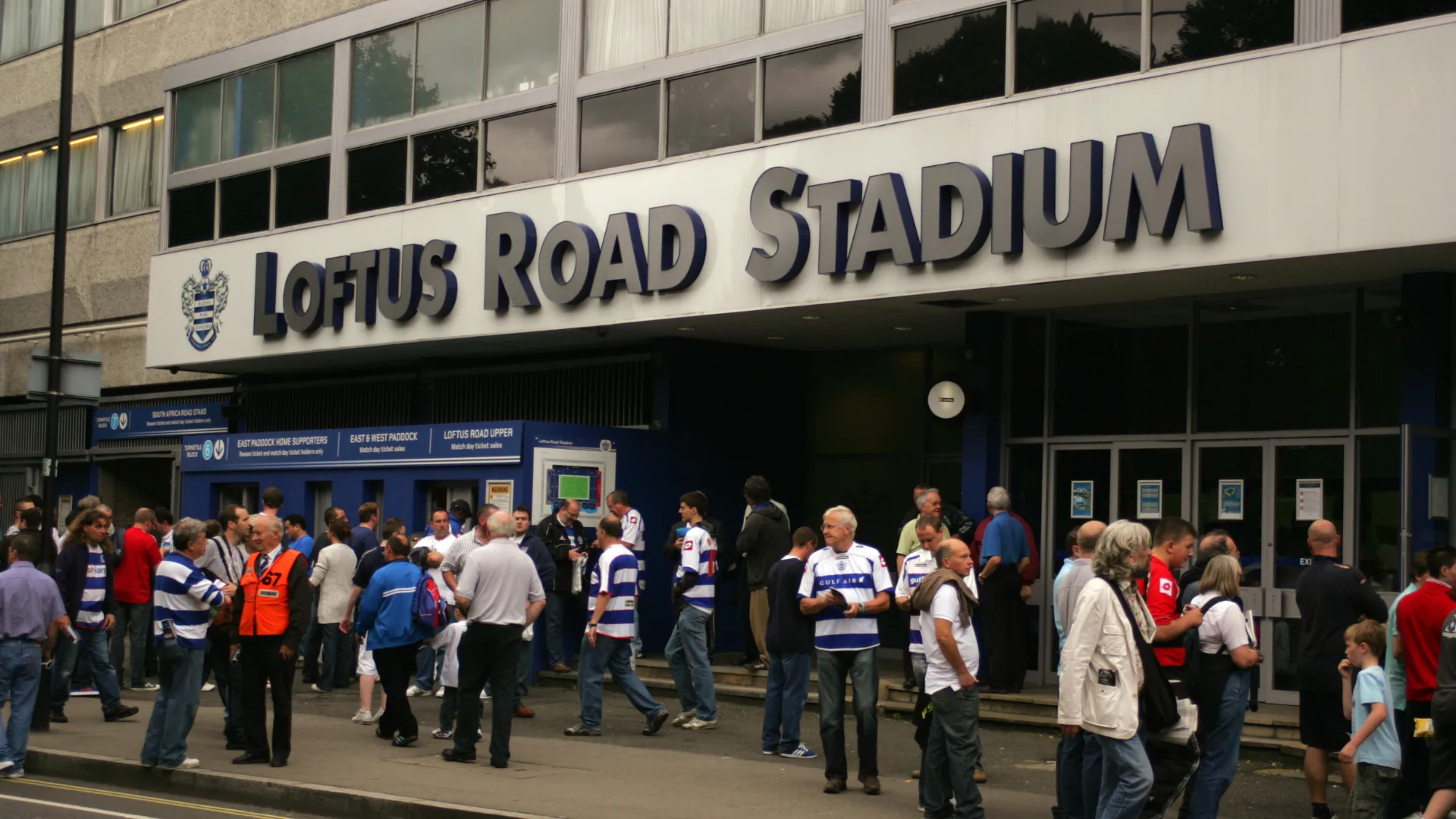 Sân vận động Loftus Road của QPR nhìn từ bên ngoài, biểu tượng cho hy vọng và áp lực của các cầu thủ trẻ.