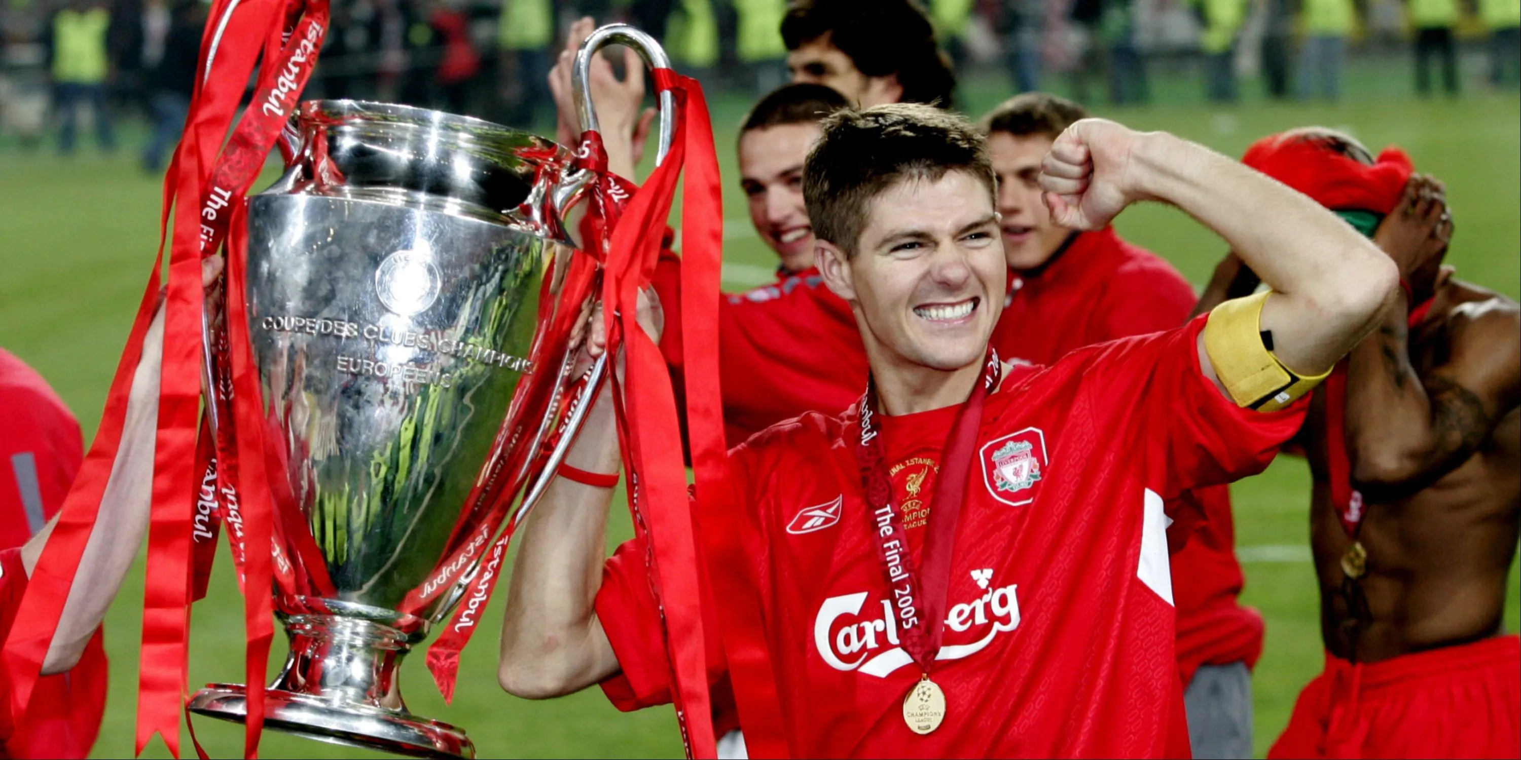 Steven Gerrard nâng cao cúp Champions League trong màu áo Liverpool