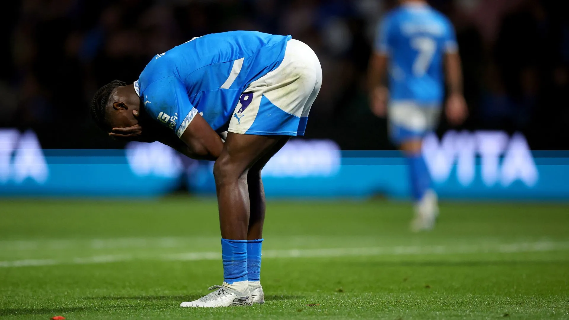 Tanto Olaofe, cầu thủ của Stockport County, với vẻ mặt thất vọng trong một trận đấu