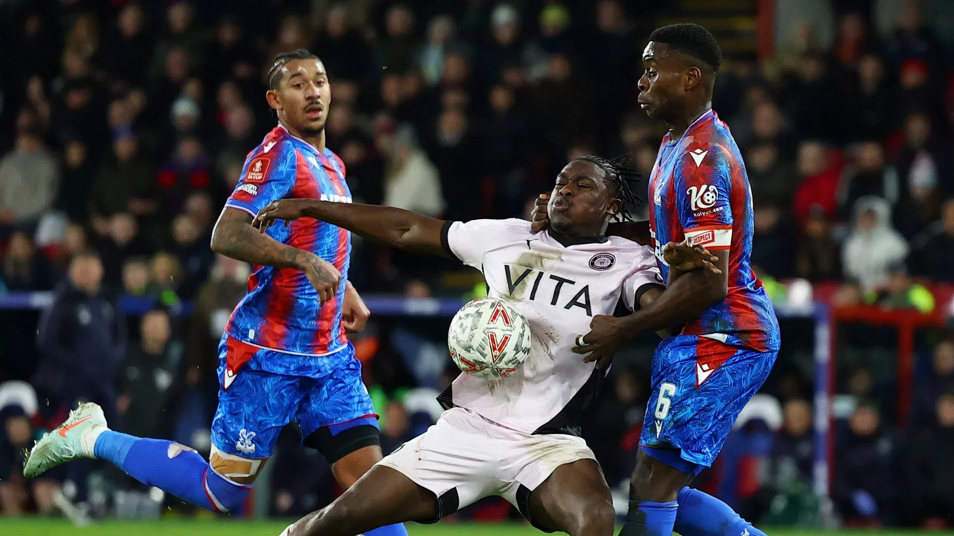 Tanto Olaofe thi đấu cho Stockport County