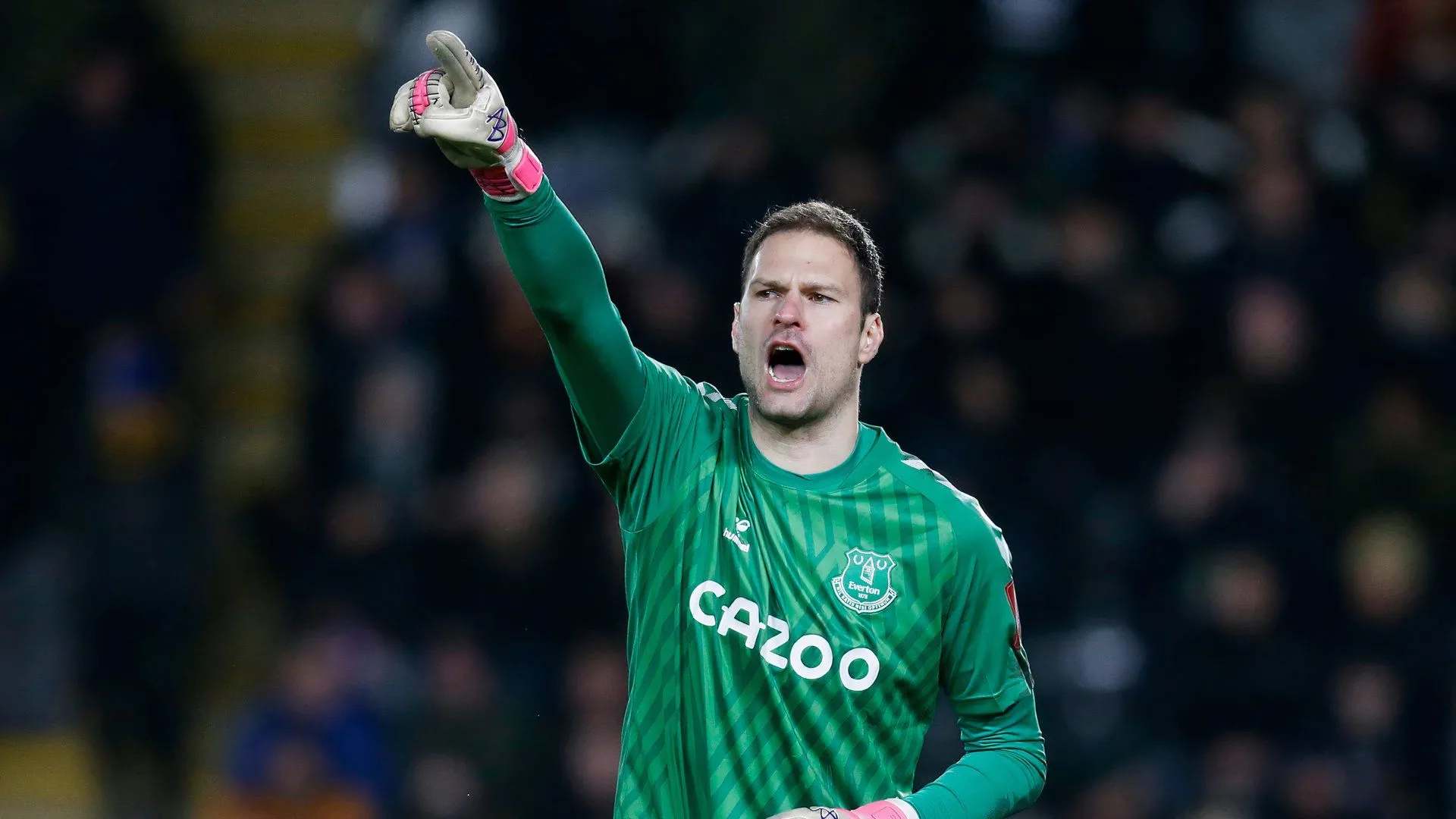 Thủ môn Asmir Begovic tập luyện cùng Everton