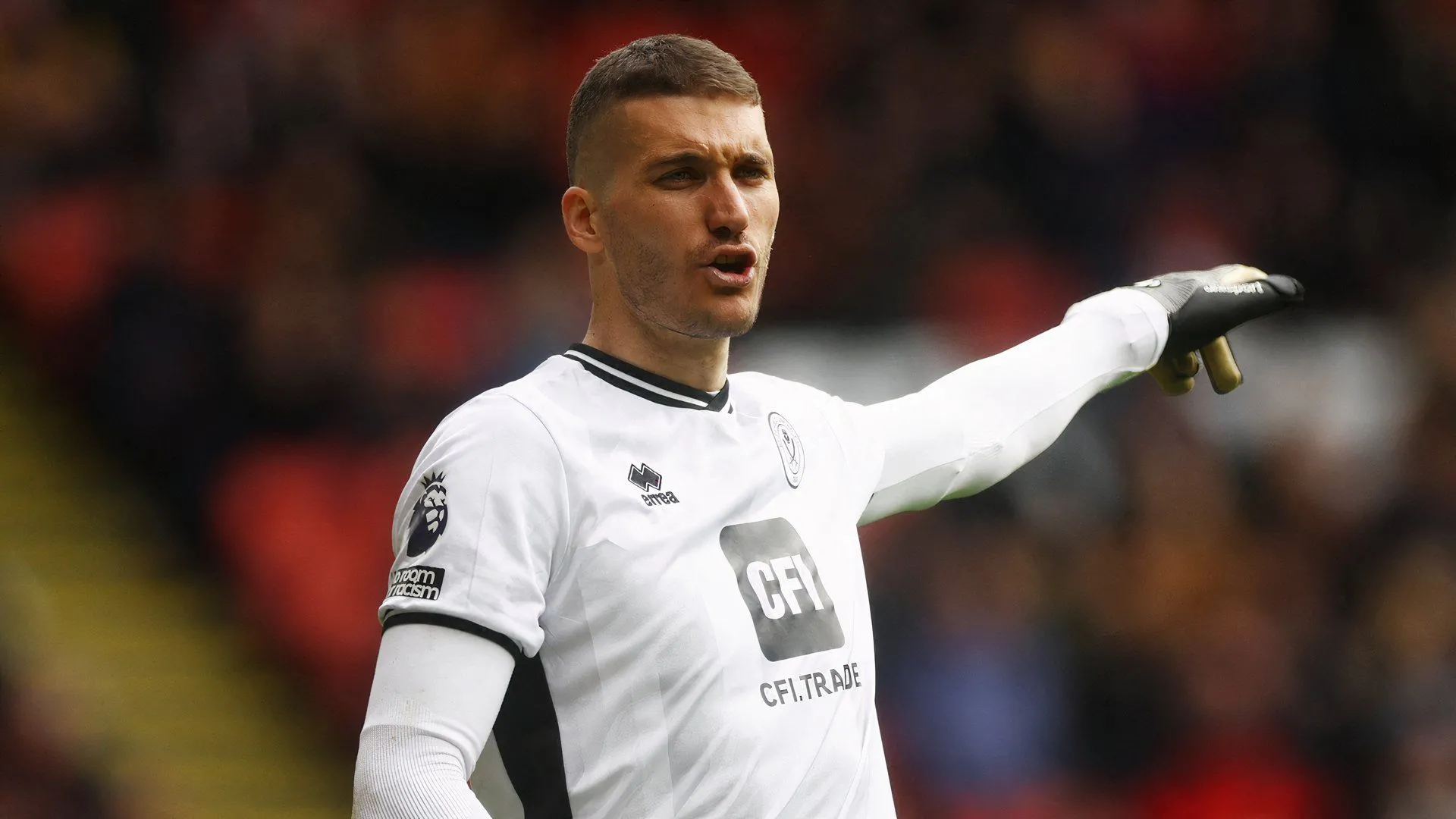 Thủ môn Ivo Grbic trong màu áo Sheffield United trên sân tập