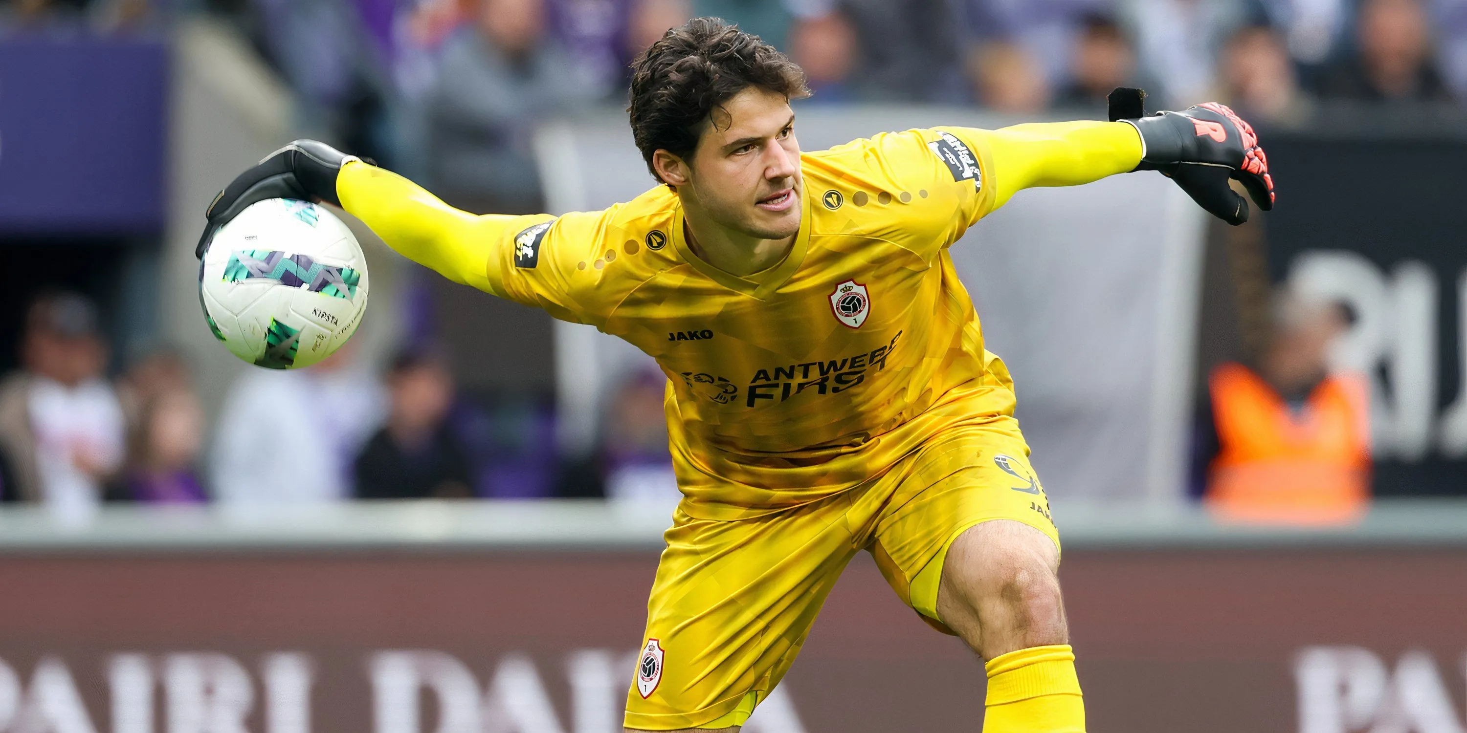 Thủ môn Senne Lammens thi đấu cho Royal Antwerp tại giải VĐQG Bỉ