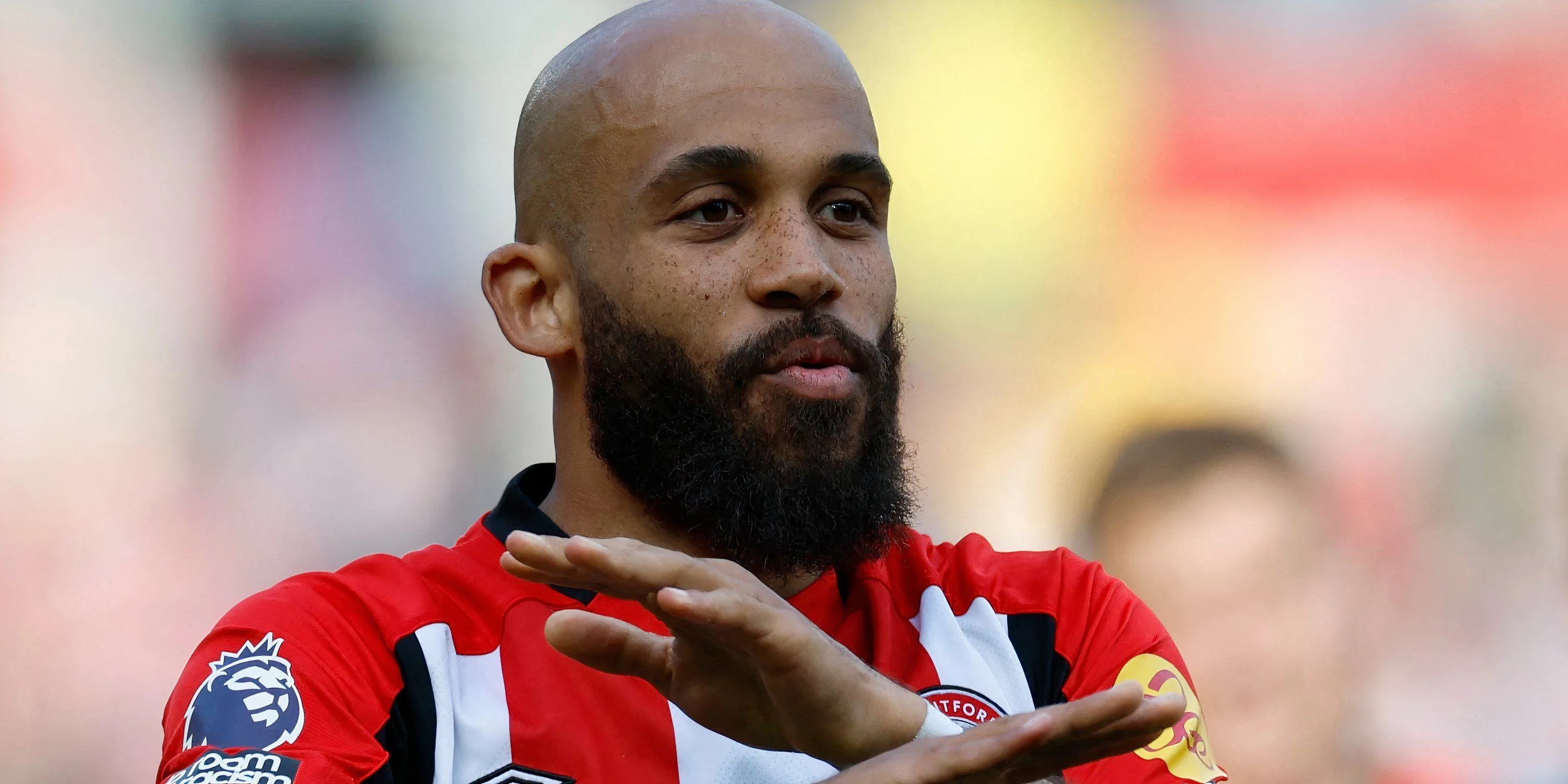 Tiền đạo Bryan Mbeumo trên sân cỏ, sắp khoác áo Manchester United