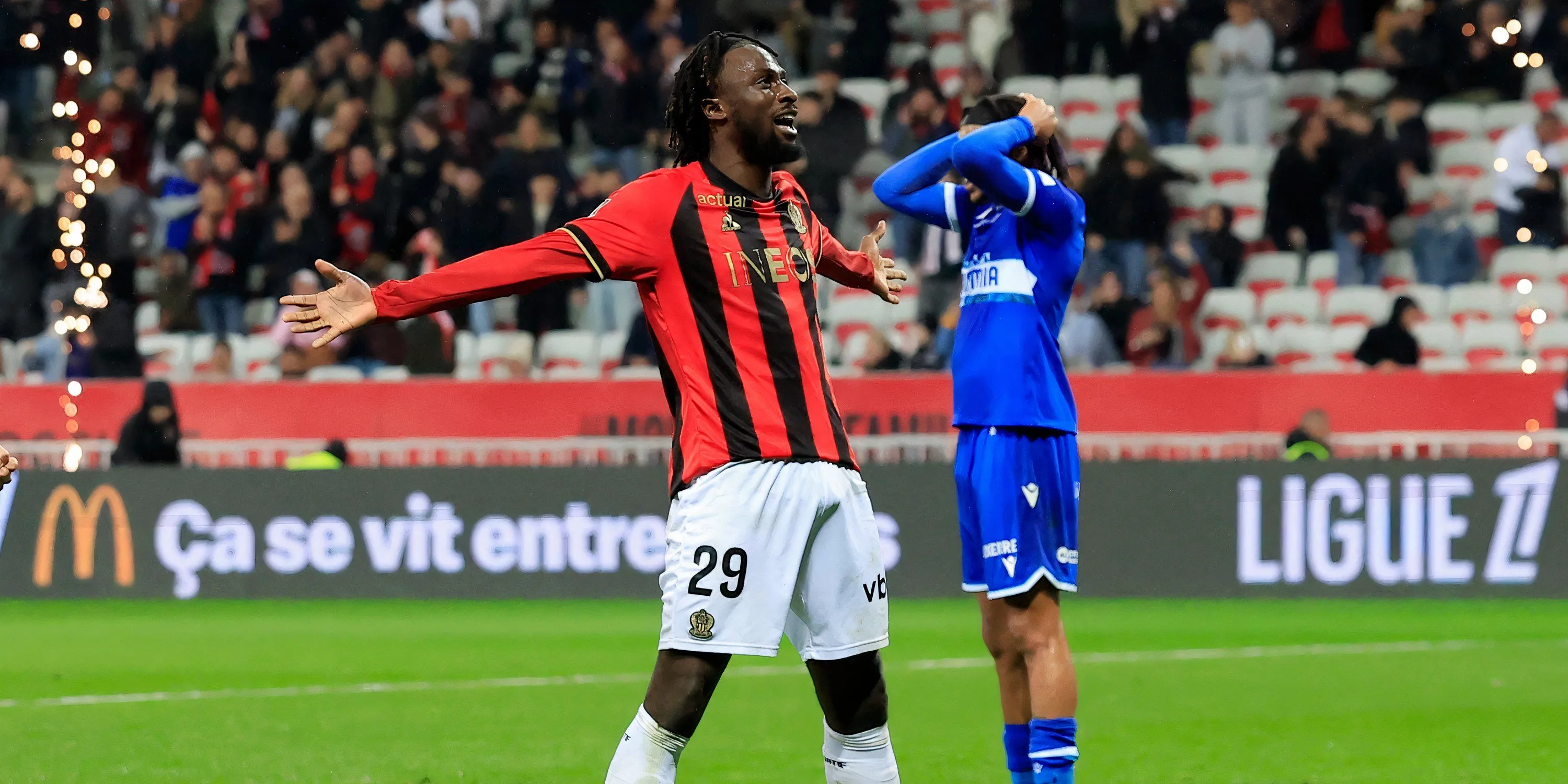 Tiền đạo cánh Evann Guessand của OGC Nice trong màu áo CLB.