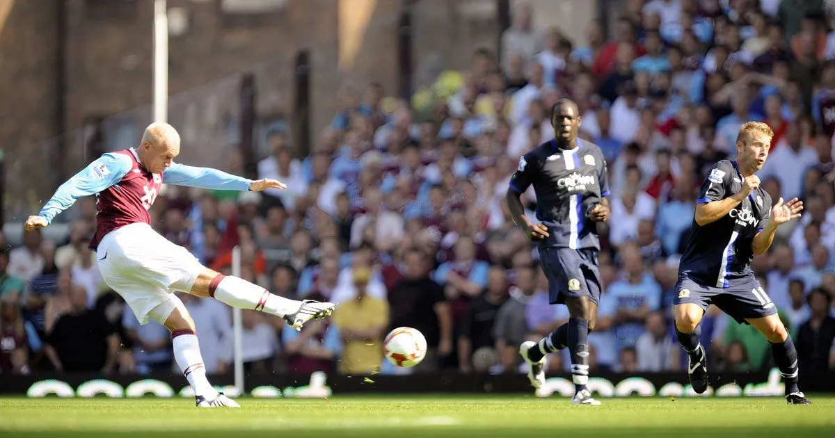 Tiền đạo Dean Ashton trong màu áo West Ham United, nơi anh tiếp tục chứng tỏ tài năng ở Ngoại hạng Anh trước khi chấn thương ập đến.