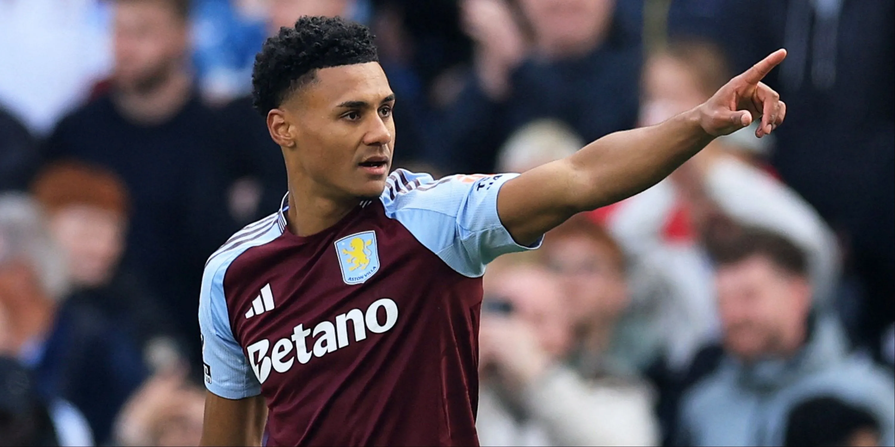 Tiền đạo Ollie Watkins của Aston Villa, mục tiêu chuyển nhượng của Manchester United, chỉ tay trên sân cỏ.