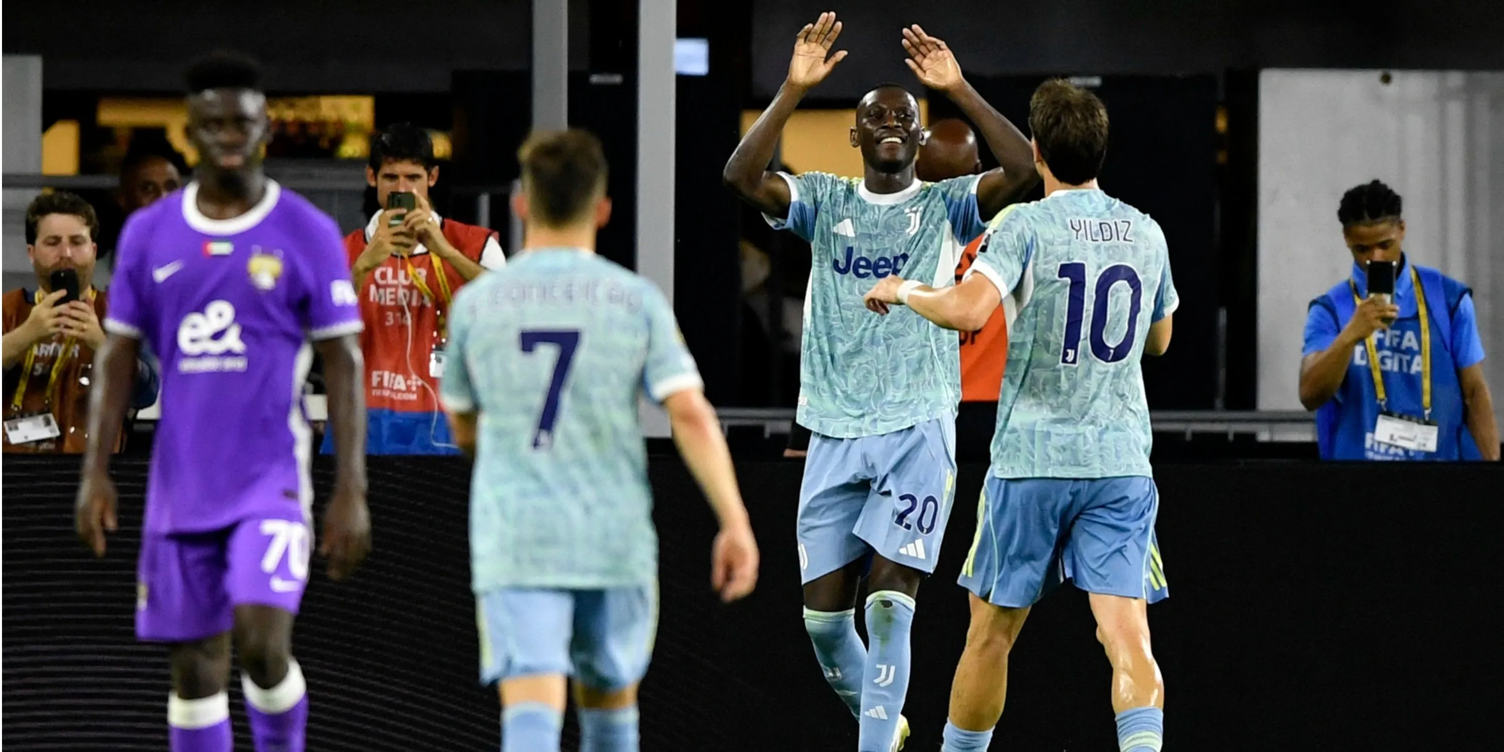 Tiền đạo Randal Kolo Muani trên sân cỏ, cầu thủ tiềm năng cho hàng công Man Utd.
