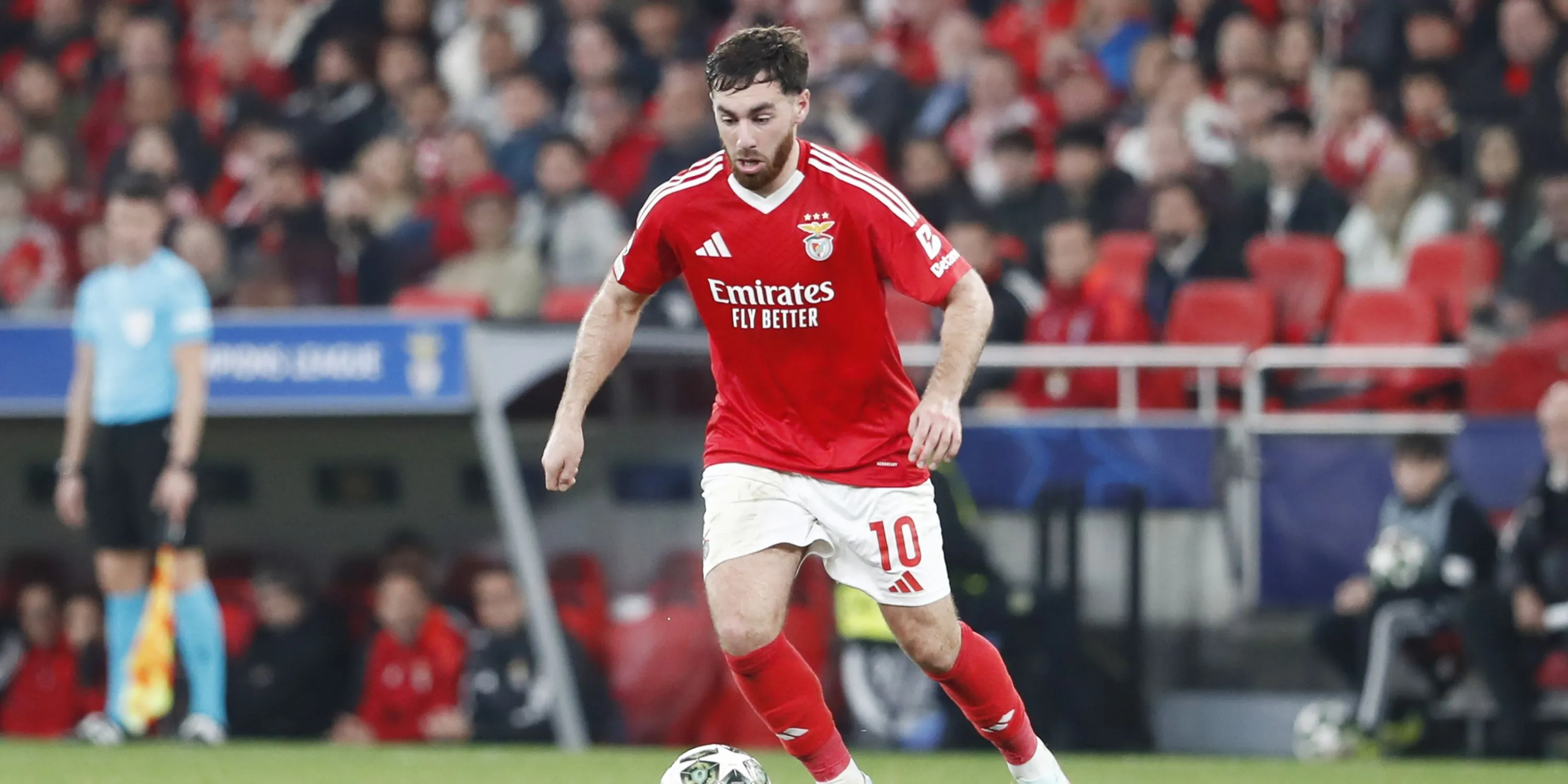 Tiền vệ Orkun Kokcu trong màu áo Benfica