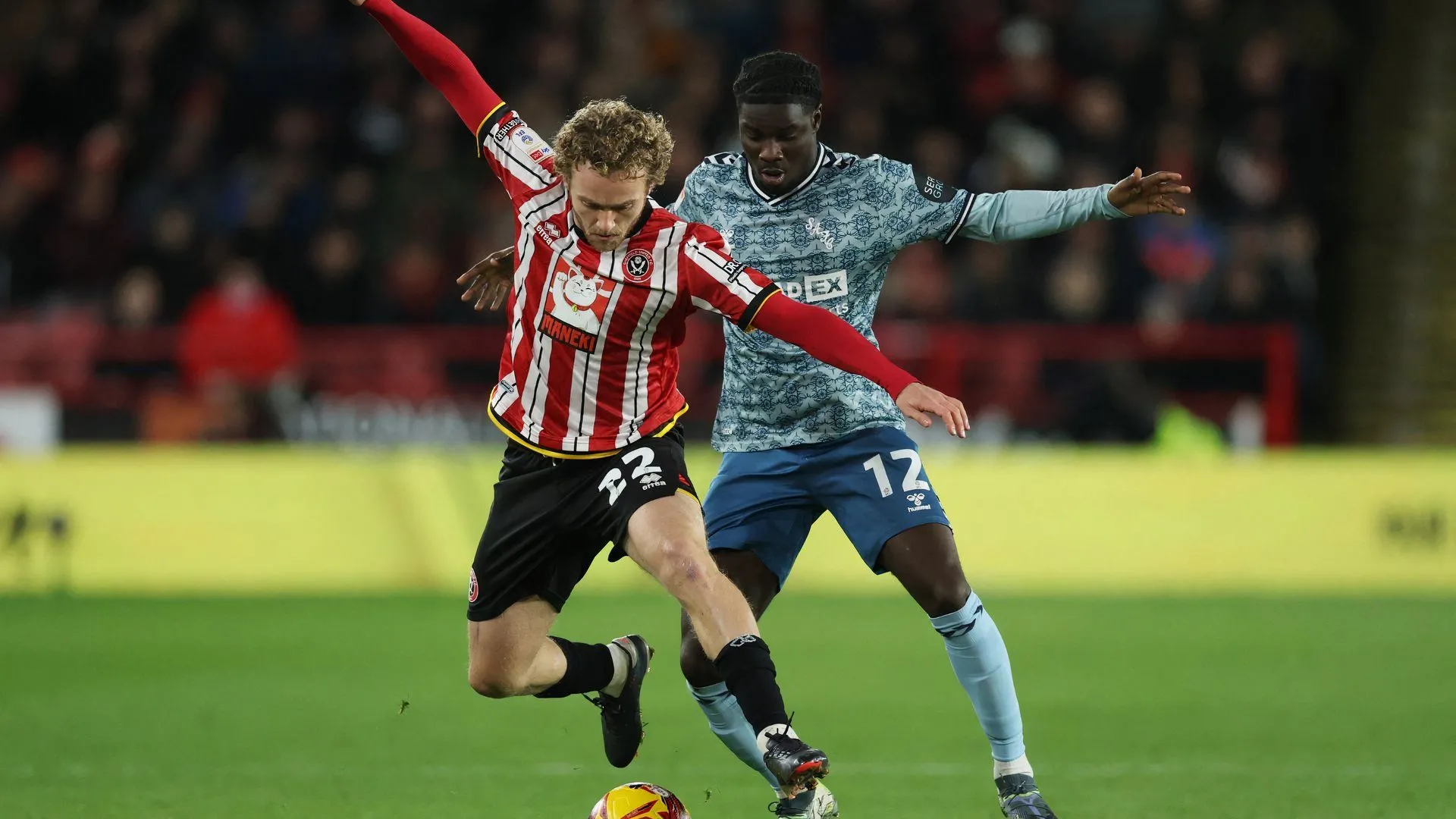Tiền vệ Tom Davies của Sheffield United trong một trận đấu tại Championship