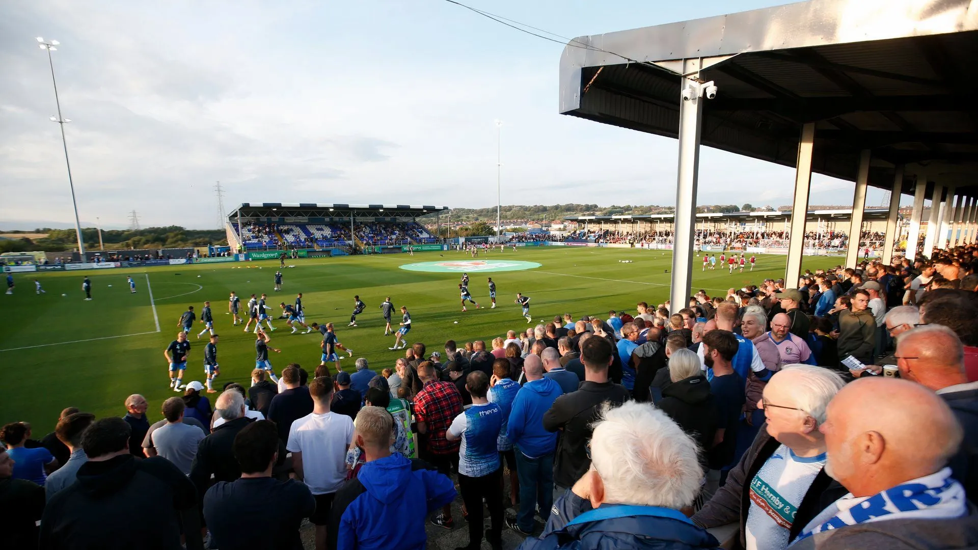 Toàn cảnh sân vận động Holker Street, sân nhà của Barrow AFC