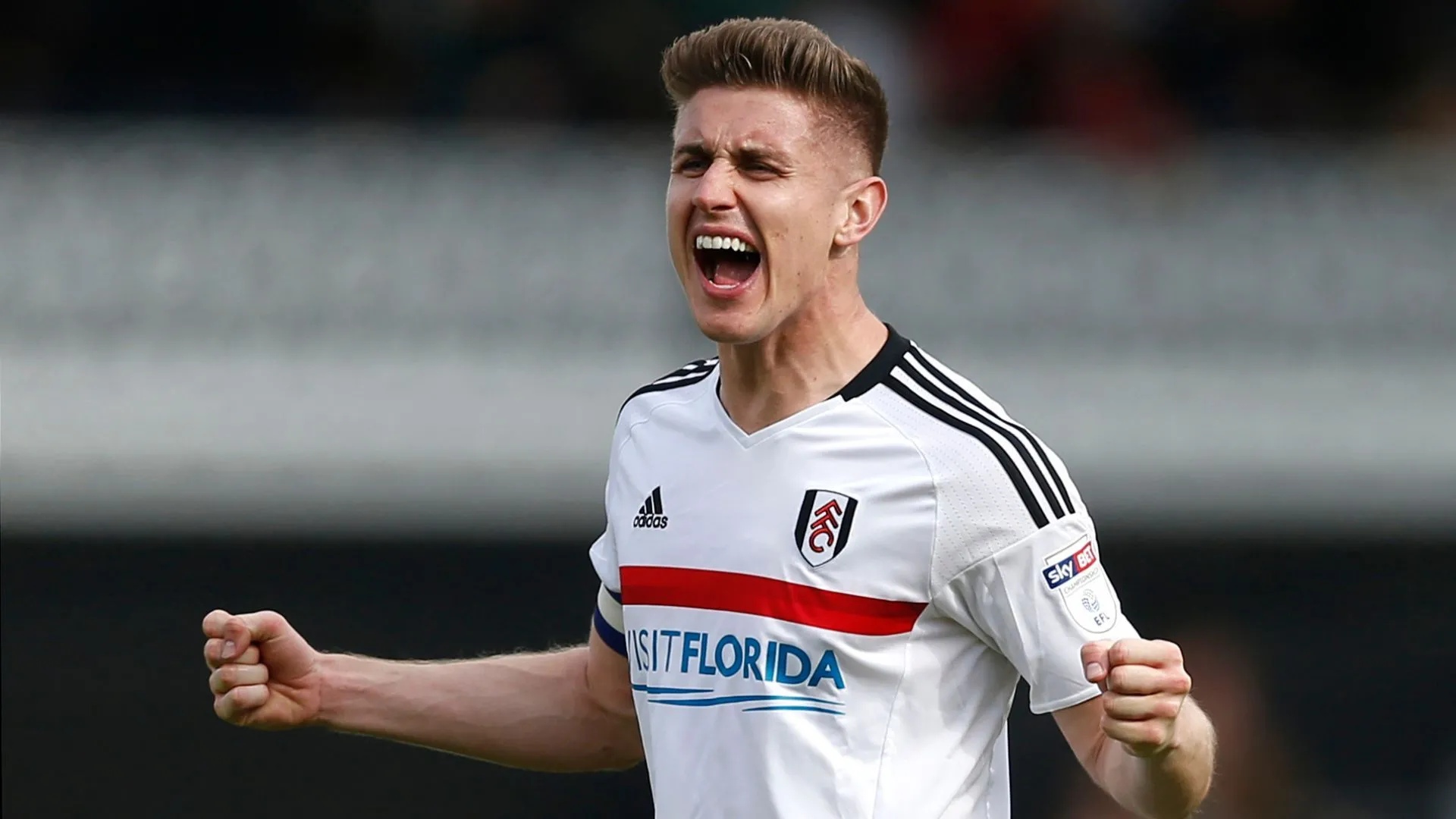 Tom Cairney của Fulham tập trung, kiểm soát bóng với phong thái điềm tĩnh và kỹ thuật