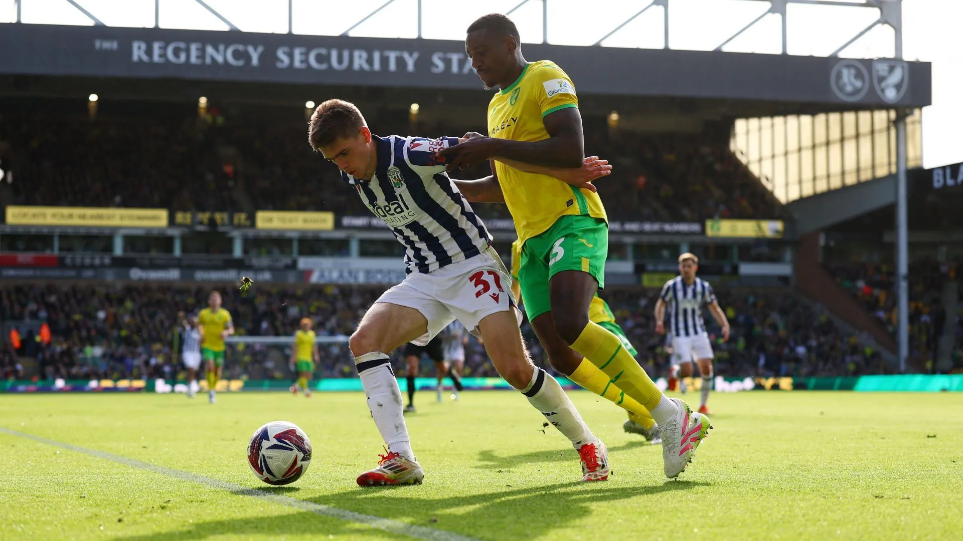 Tom Fellows thi đấu ở Championship, là mục tiêu săn đón của Everton và Leeds United