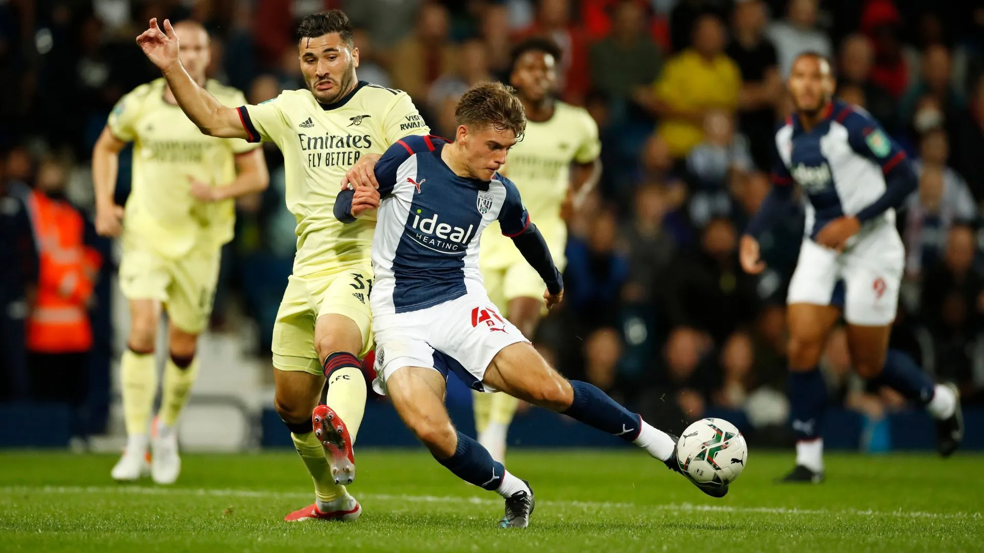 Tom Fellows trong màu áo West Brom đối mặt tin đồn chuyển nhượng từ Everton