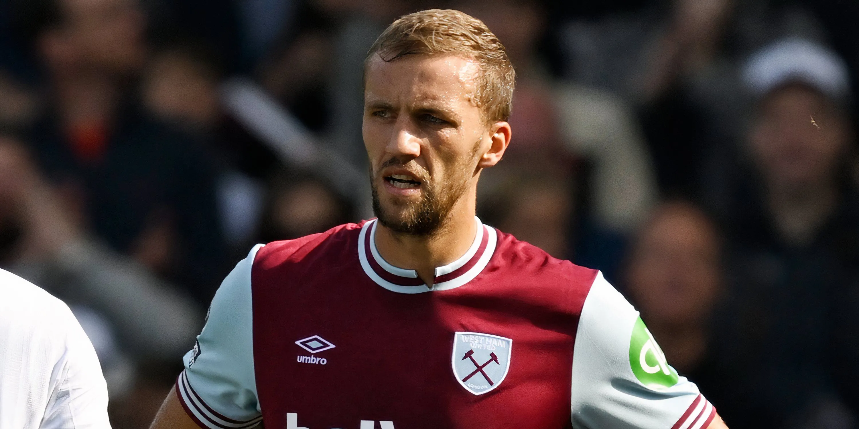 Tomas Soucek trong một pha tranh chấp quyết liệt ở hàng tiền vệ West Ham United tại Ngoại hạng Anh