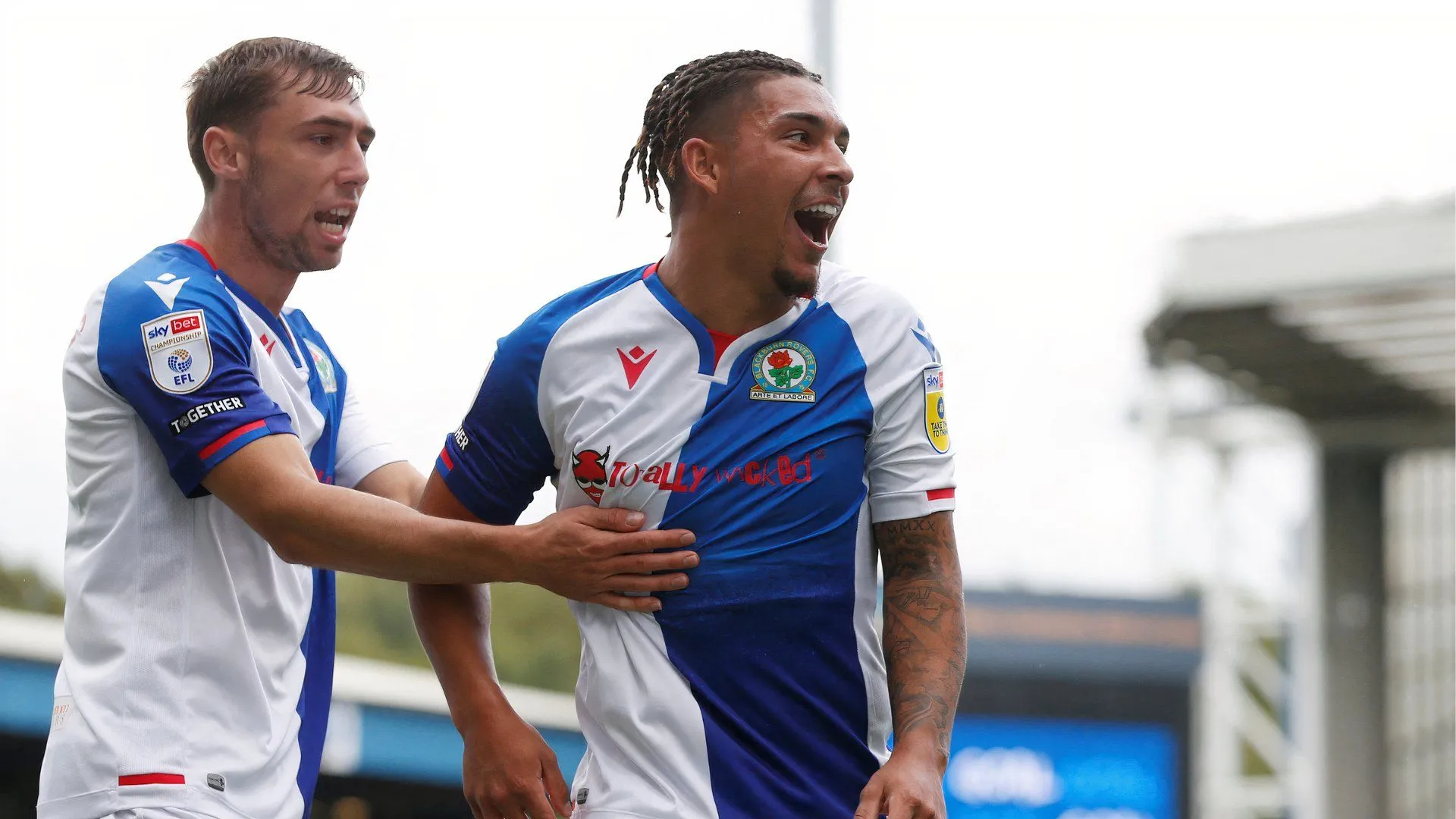Tyrhys Dolan trong màu áo Blackburn Rovers ghi bàn tại Championship