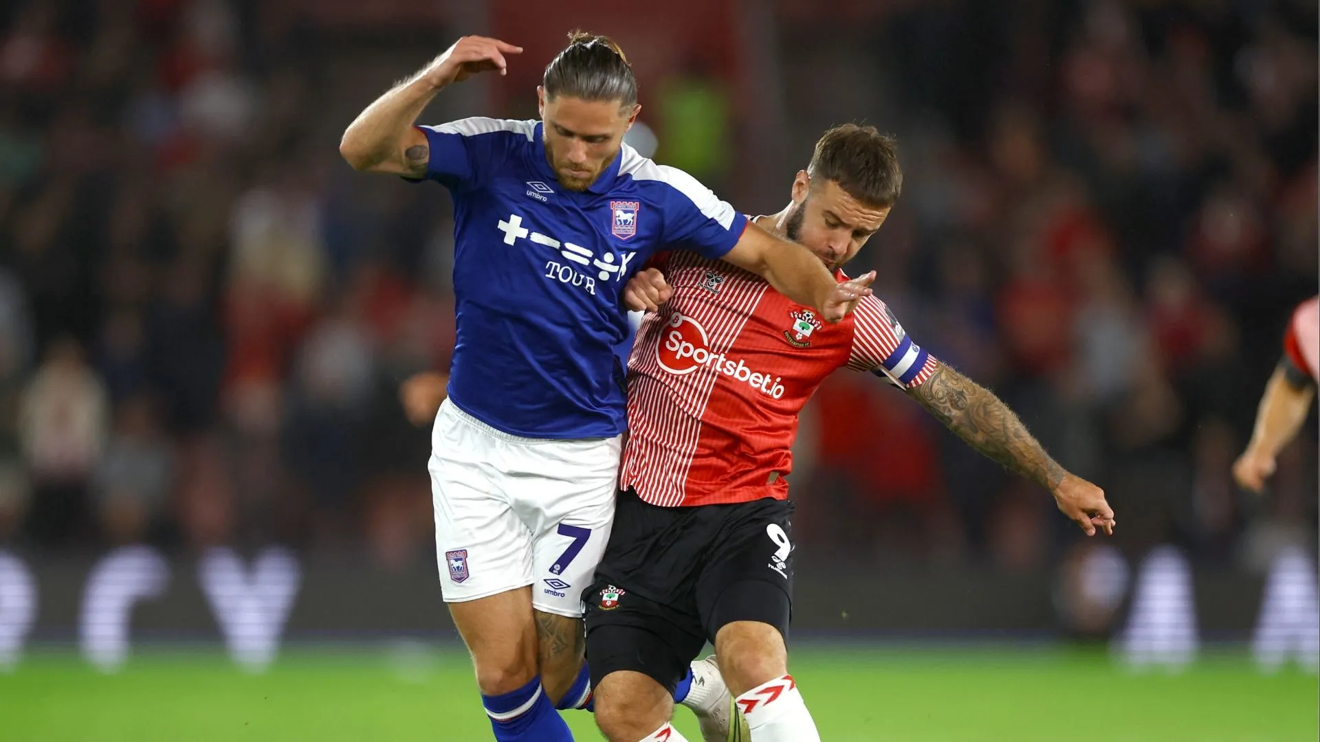 Wes Burns ăn mừng bàn thắng trong màu áo Ipswich Town, biểu tượng cho sự ổn định và nhiệt huyết anh mang lại cho đội bóng.