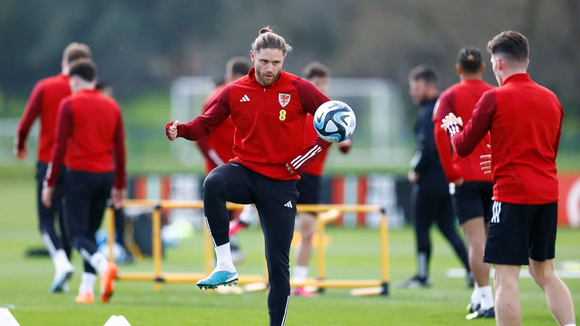 Wes Burns thể hiện sự linh hoạt trên sân tập của đội tuyển Wales, minh họa cho vai trò đa năng của anh dưới chiến thuật của Kieran McKenna tại Ipswich.