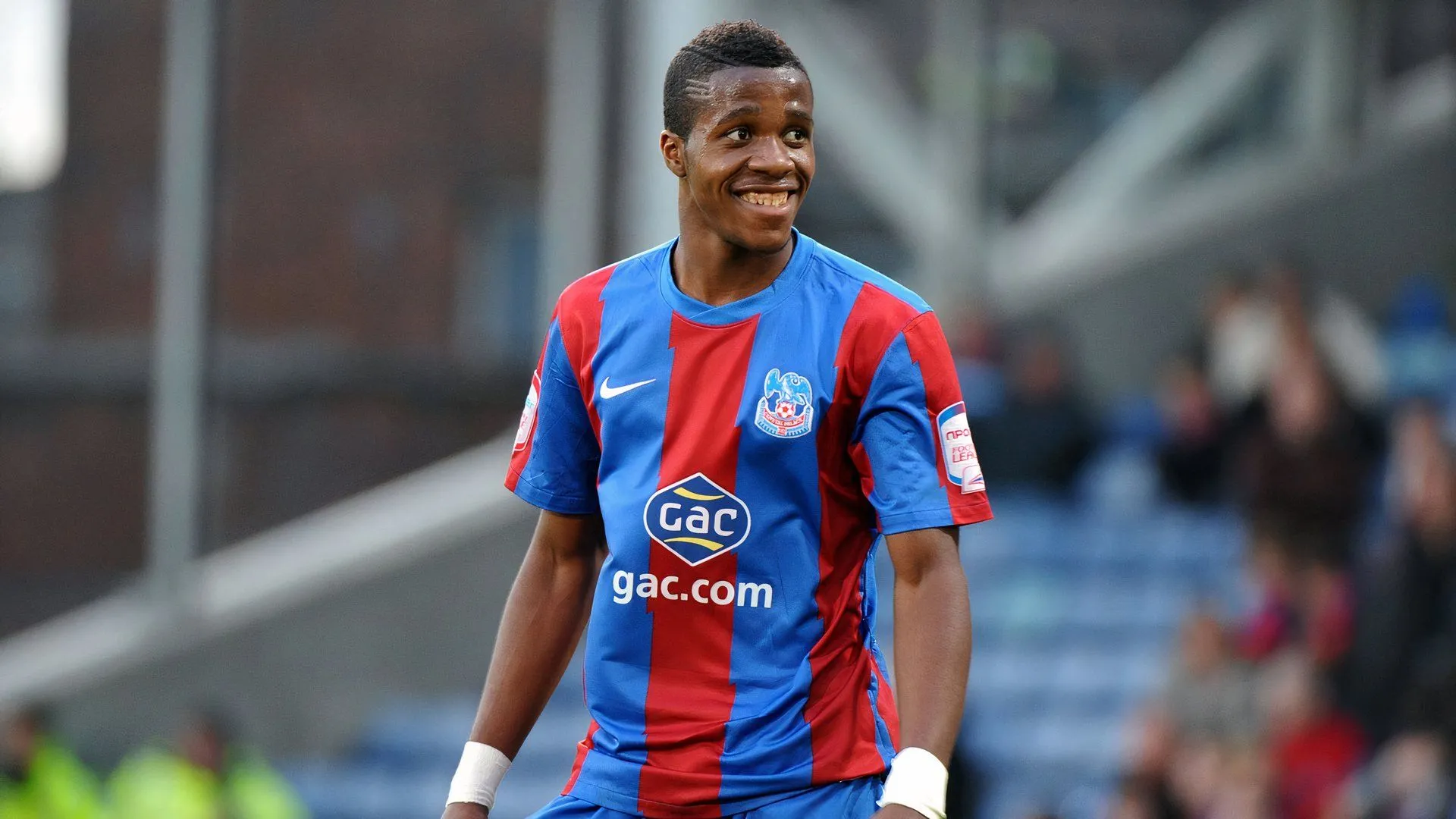 Wilfried Zaha của Crystal Palace đi bóng với tốc độ và sự linh hoạt vượt trội