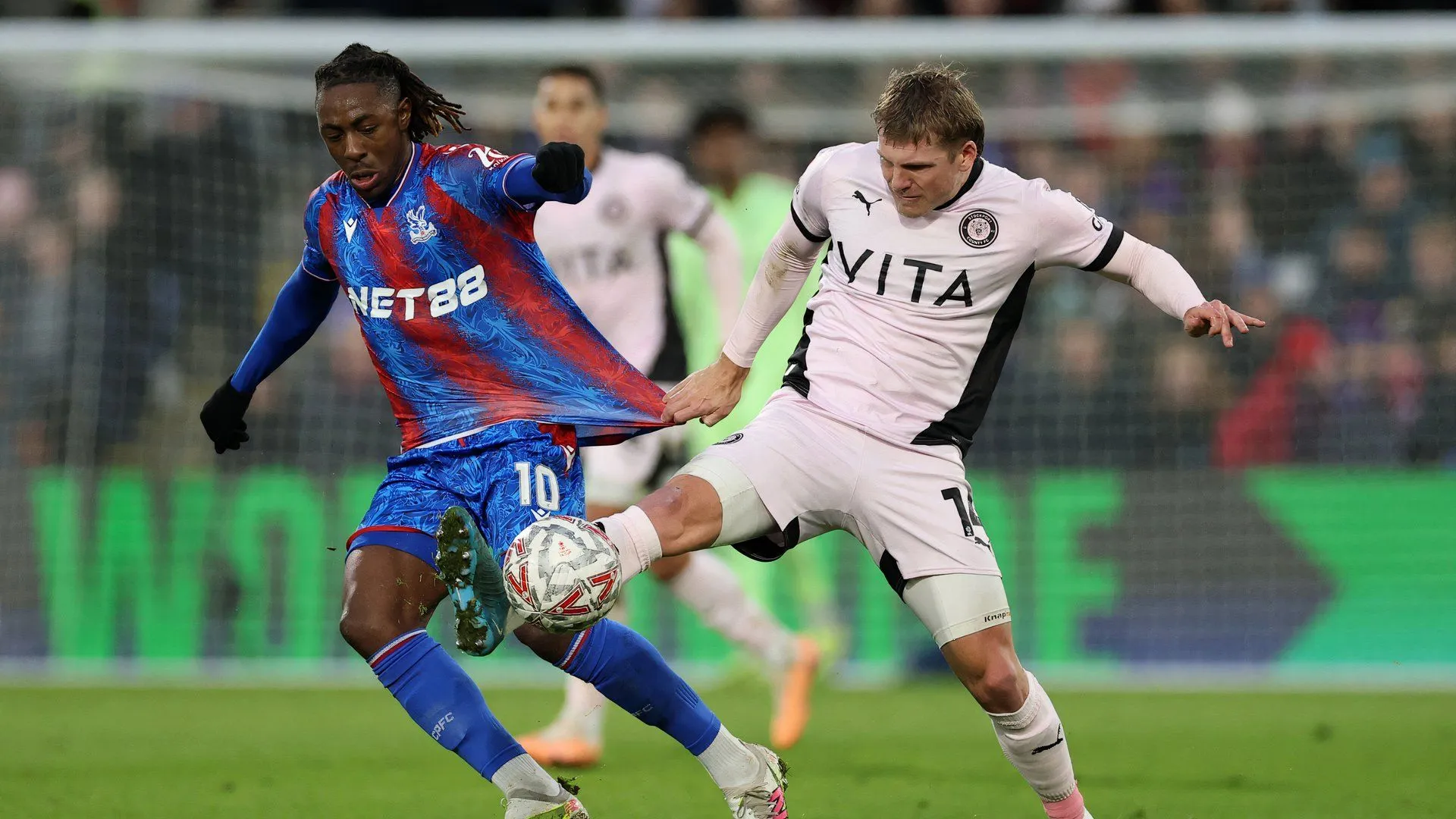 Will Collar trong màu áo Stockport County thi đấu tại League One