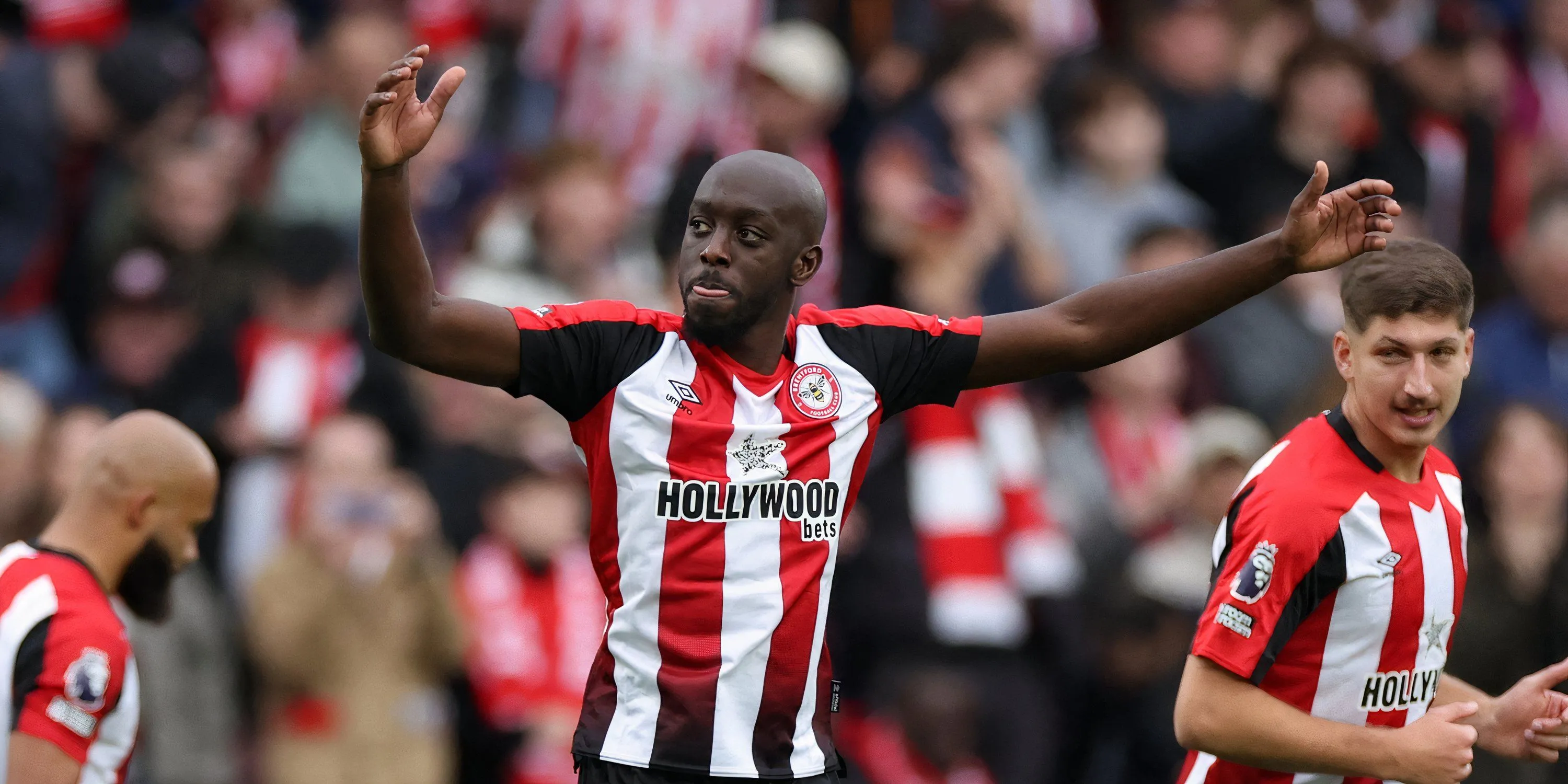 Yoane Wissa của Brentford thi đấu ở Premier League, thể hiện khả năng tấn công của mình