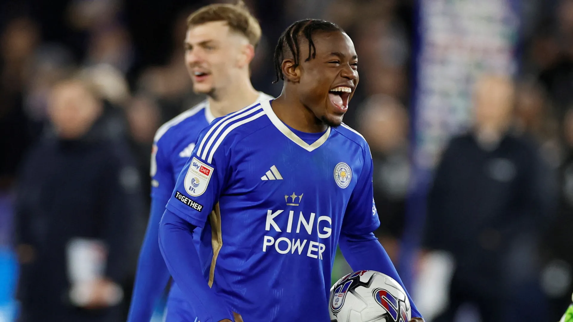 Abdul Fatawu trong màu áo Leicester City đang đối mặt với tin đồn chuyển nhượng từ Sunderland.