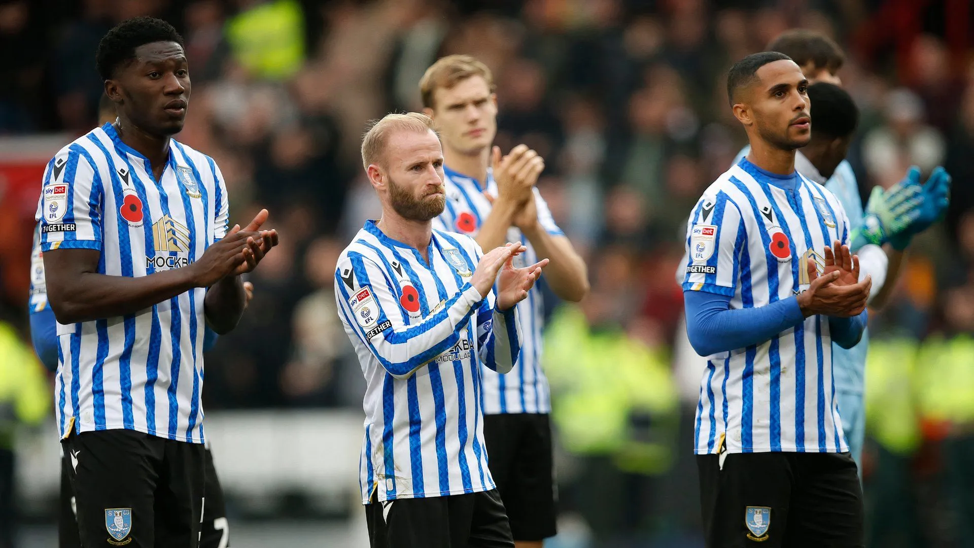 Barry Bannan cùng đồng đội tại Sheffield Wednesday, biểu tượng của sự đoàn kết và nỗ lực vượt khó.