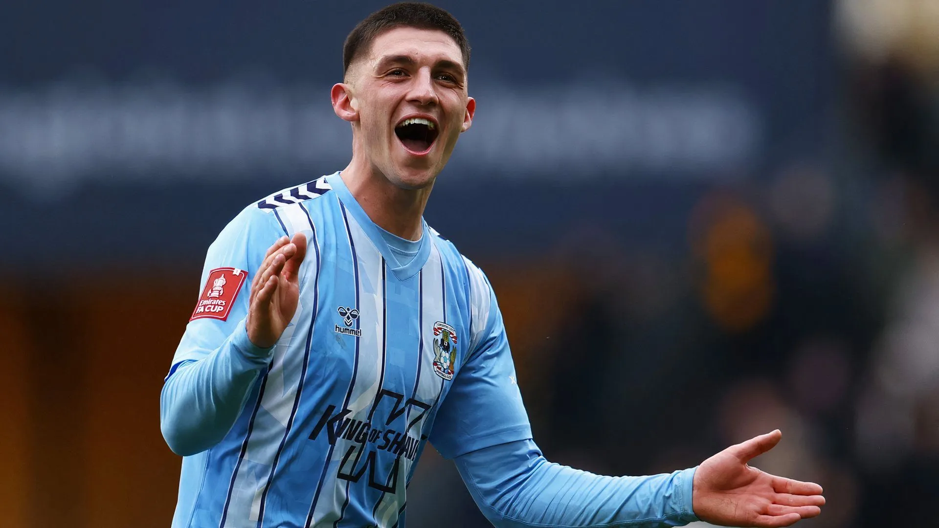 Bobby Thomas trong màu áo Coventry City thể hiện phong thái quyết đoán trên sân cỏ