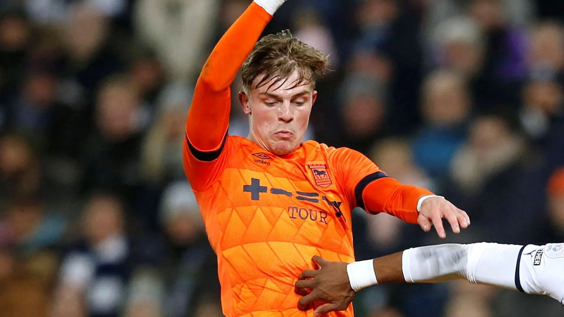 Brandon Williams nỗ lực trên sân cỏ trong màu áo Ipswich Town, minh chứng cho sự kiên trì của cựu sao Man Utd