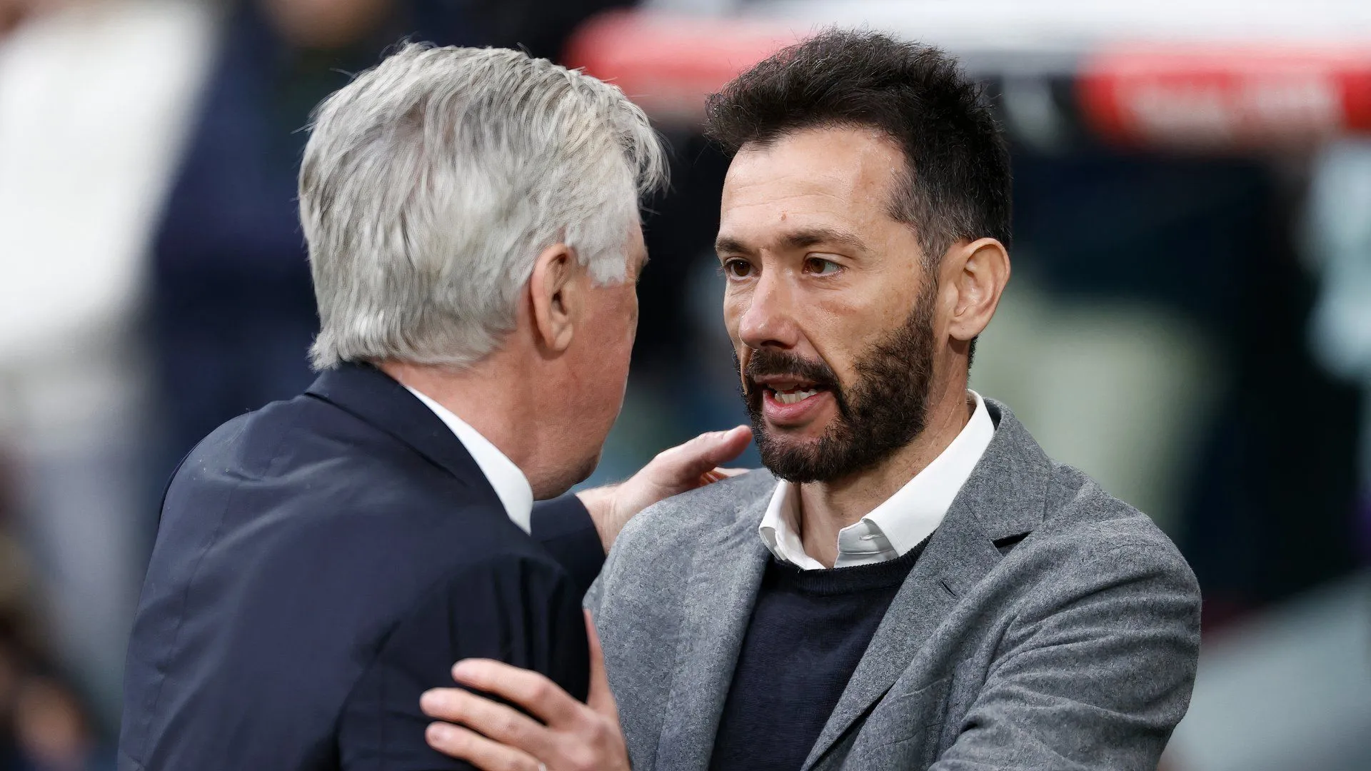 Carlos Corberan bắt tay Carlo Ancelotti, biểu tượng cho việc đối đầu và khẳng định vị thế của HLV trẻ tài năng với các chiến lược gia hàng đầu La Liga trong màu áo Valencia.