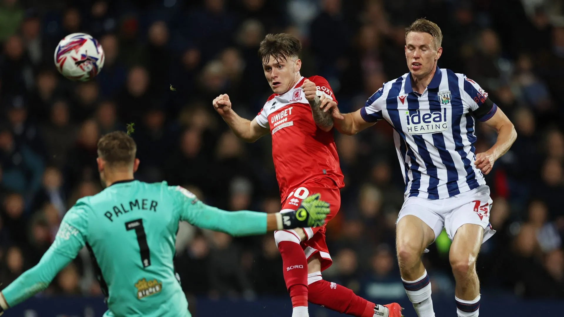 Cầu thủ West Bromwich Albion trong một pha tranh chấp bóng, thể hiện sự quyết tâm trong nỗ lực thăng hạng.