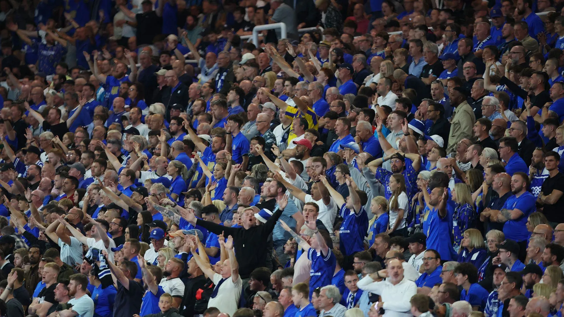 Cổ động viên Birmingham City cuồng nhiệt cổ vũ trên khán đài, biểu tượng tinh thần 'The Blues' ở Championship.