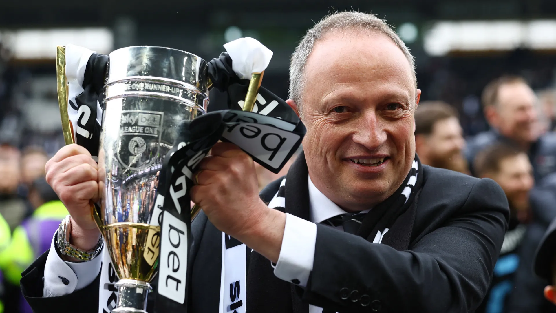 David Clowes, vị cứu tinh và chủ sở hữu của Derby County, trong một khoảnh khắc ăn mừng thành công