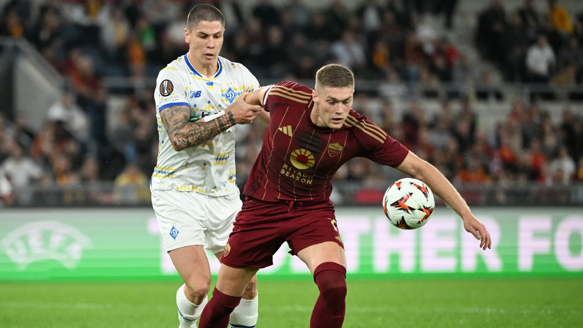Denys Popov trong màu áo Dynamo Kyiv, chứng minh kinh nghiệm thi đấu đỉnh cao tại châu Âu