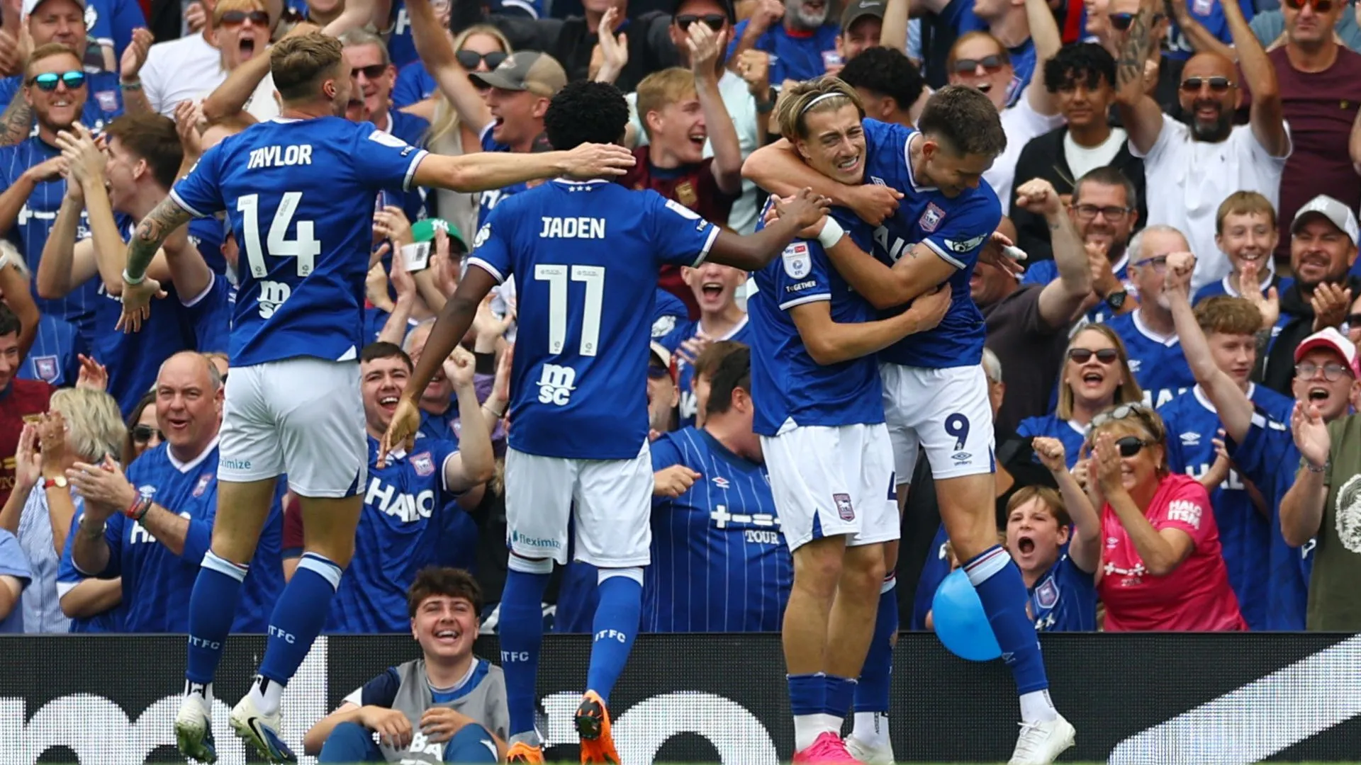 Đội hình Ipswich Town với sự góp mặt của Jack Clarke và các cầu thủ tấn công, cho thấy chiều sâu đội hình sau khi thăng hạng Premier League.