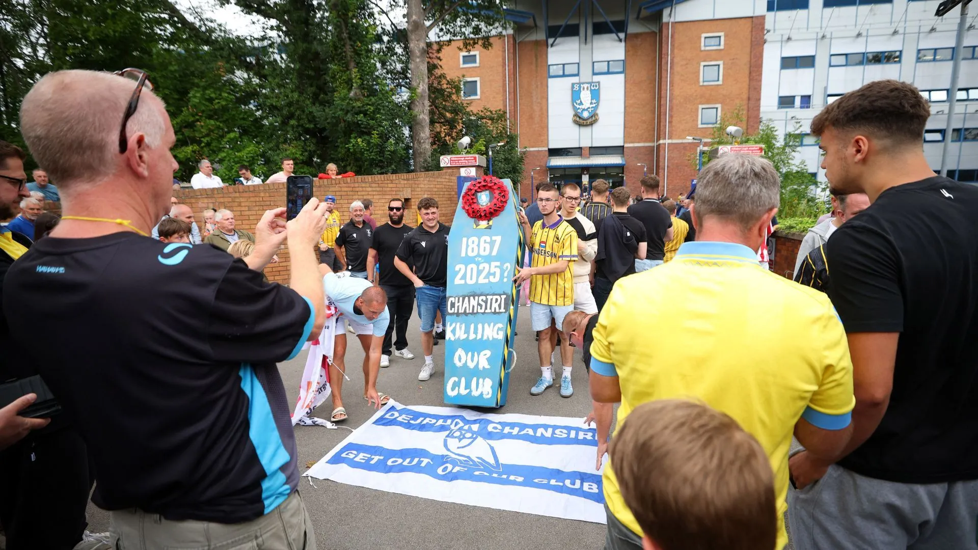 Hàng ngàn người hâm mộ Sheffield Wednesday biểu tình phản đối chủ sở hữu Dejphon Chansiri tại Hillsborough Park