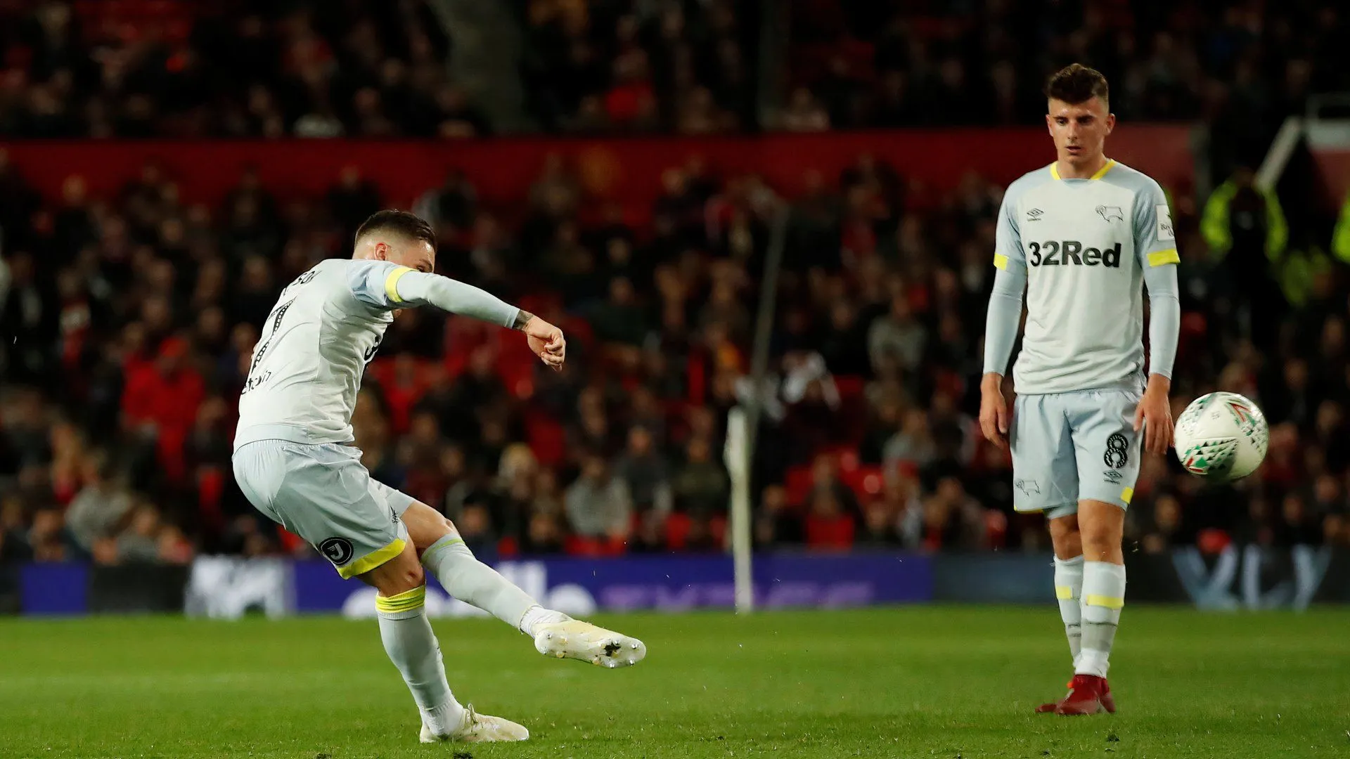 Harry Wilson và Mason Mount trong trận Manchester United gặp Derby County