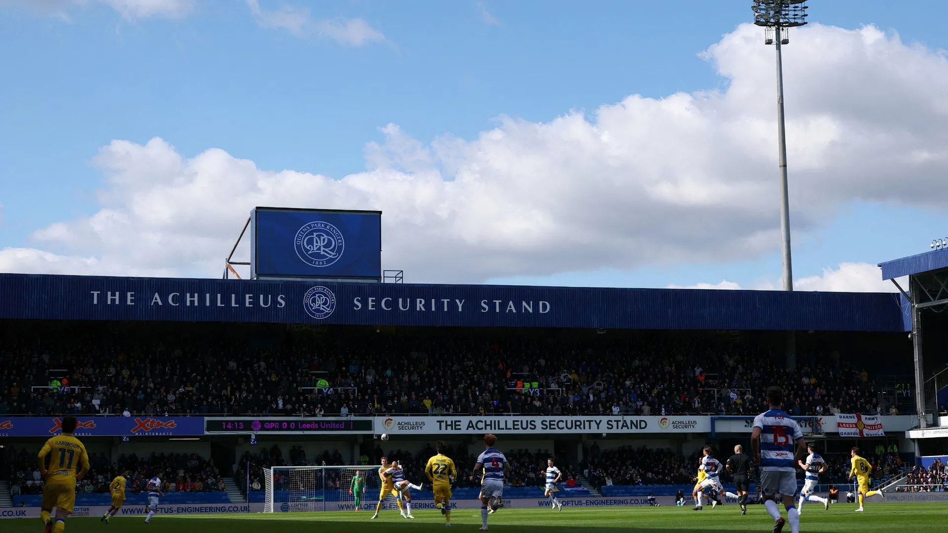 Hình ảnh sân vận động Loftus Road của QPR vào tháng 3 năm 2025