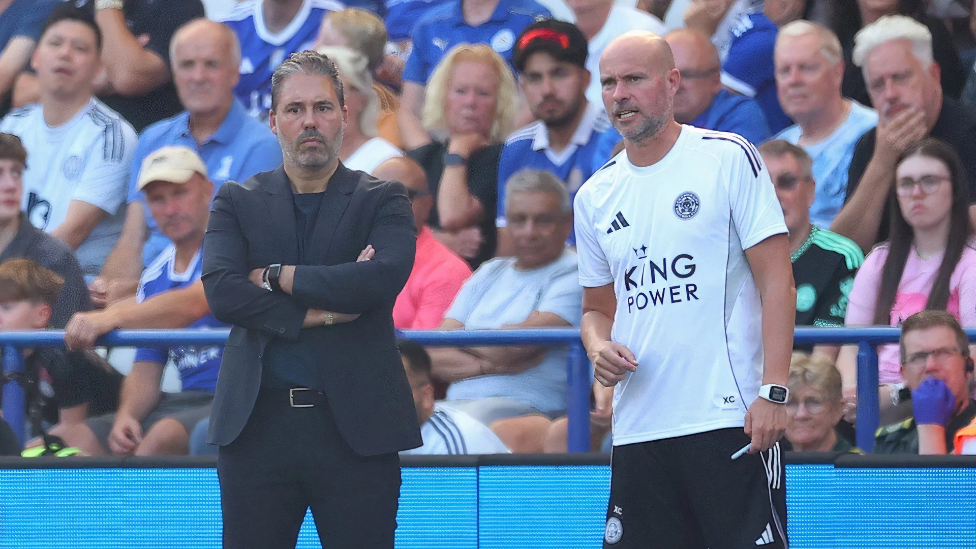 HLV Marti Cifuentes của Leicester City lạc quan về tâm lý cầu thủ giữa bão tin đồn chuyển nhượng.