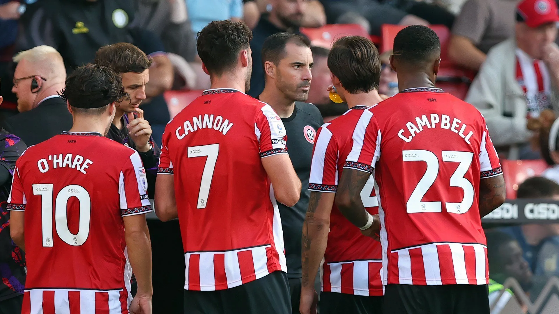 HLV Ruben Selles chỉ đạo cầu thủ Sheffield United, thể hiện sự lo lắng trước tình hình khó khăn