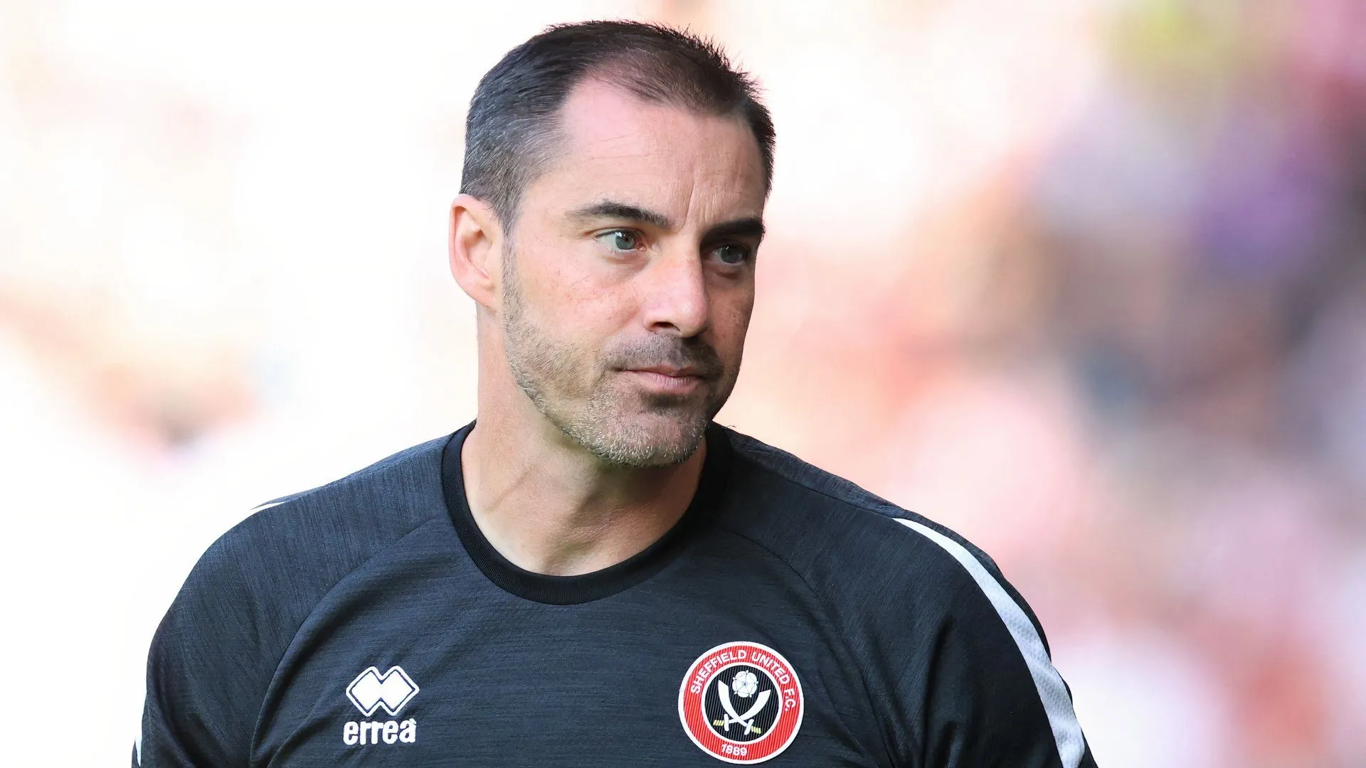 HLV Ruben Selles đang phân tích chiến thuật, tượng trưng cho kế hoạch chuyển nhượng mới của Sheffield United