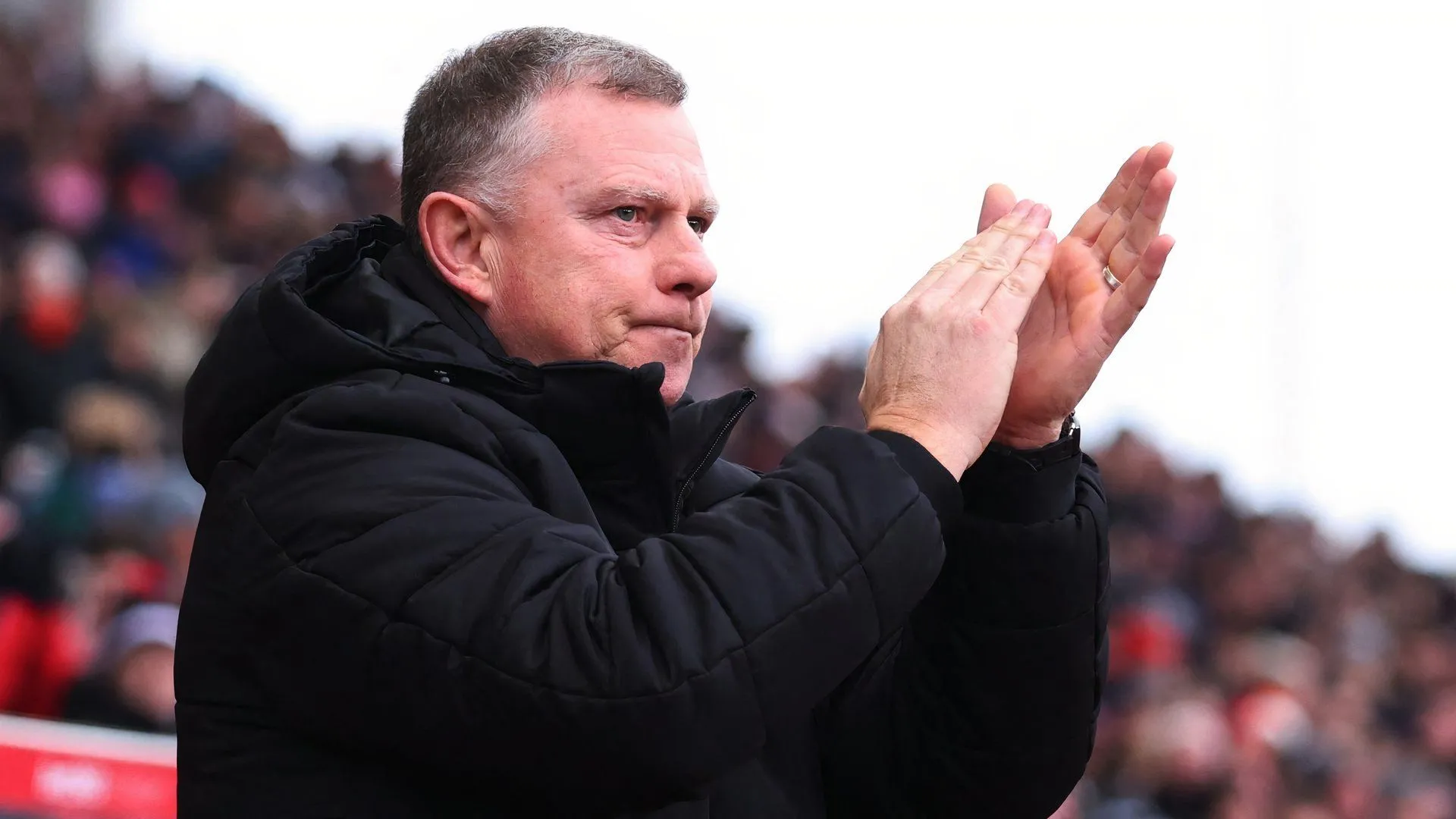 Huấn luyện viên Mark Robins với vẻ mặt tập trung trên sân tập của Stoke City