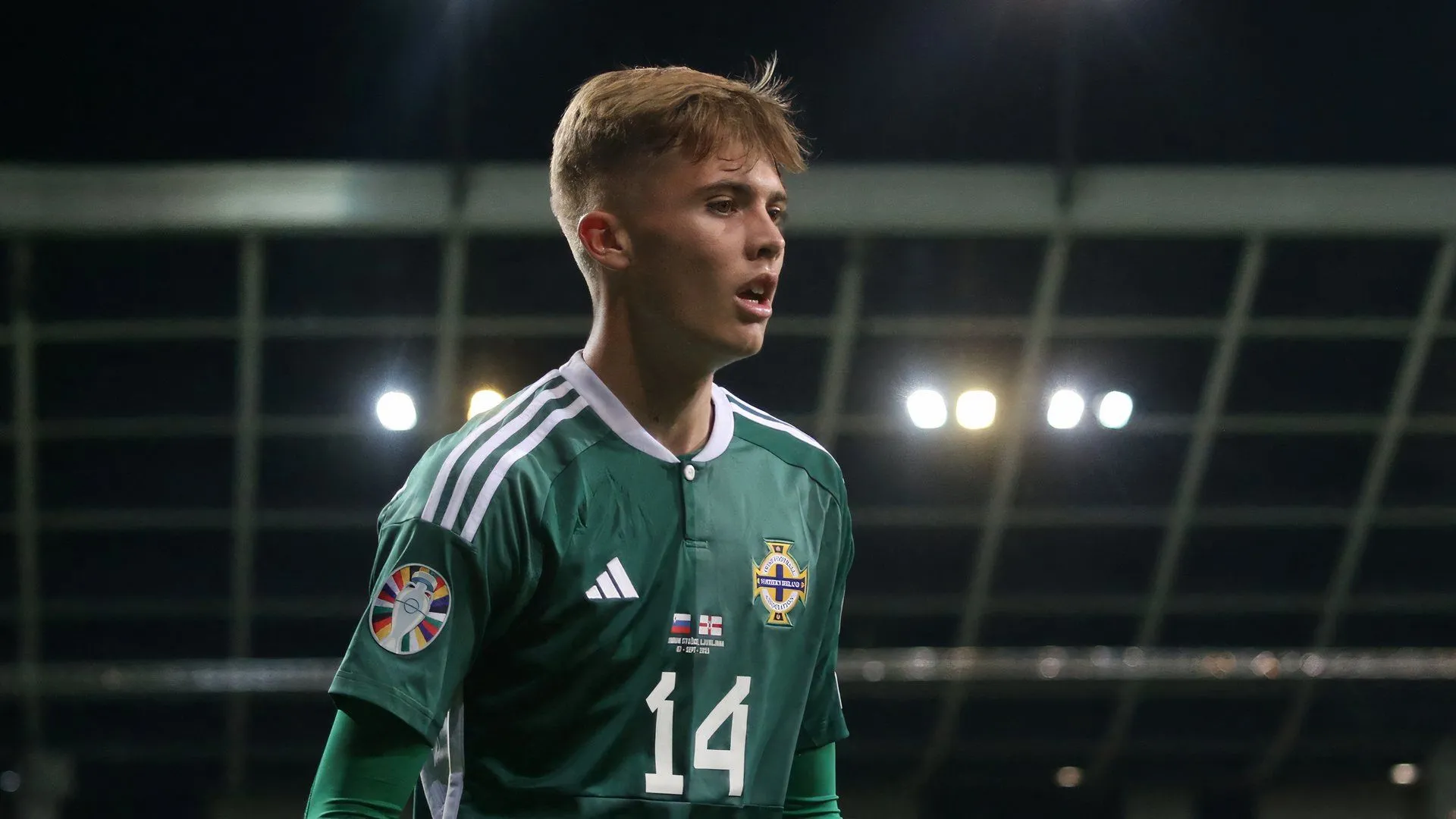 Isaac Price ăn mừng bàn thắng trong màu áo West Bromwich Albion tại Championship, thể hiện phong độ thăng hoa.