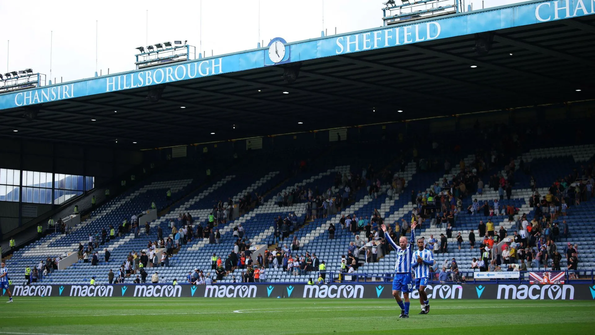 Khán đài North Stand sân Hillsborough của Sheffield Wednesday vắng vẻ trong trận đấu, phản ánh nỗi lo tài chính CLB
