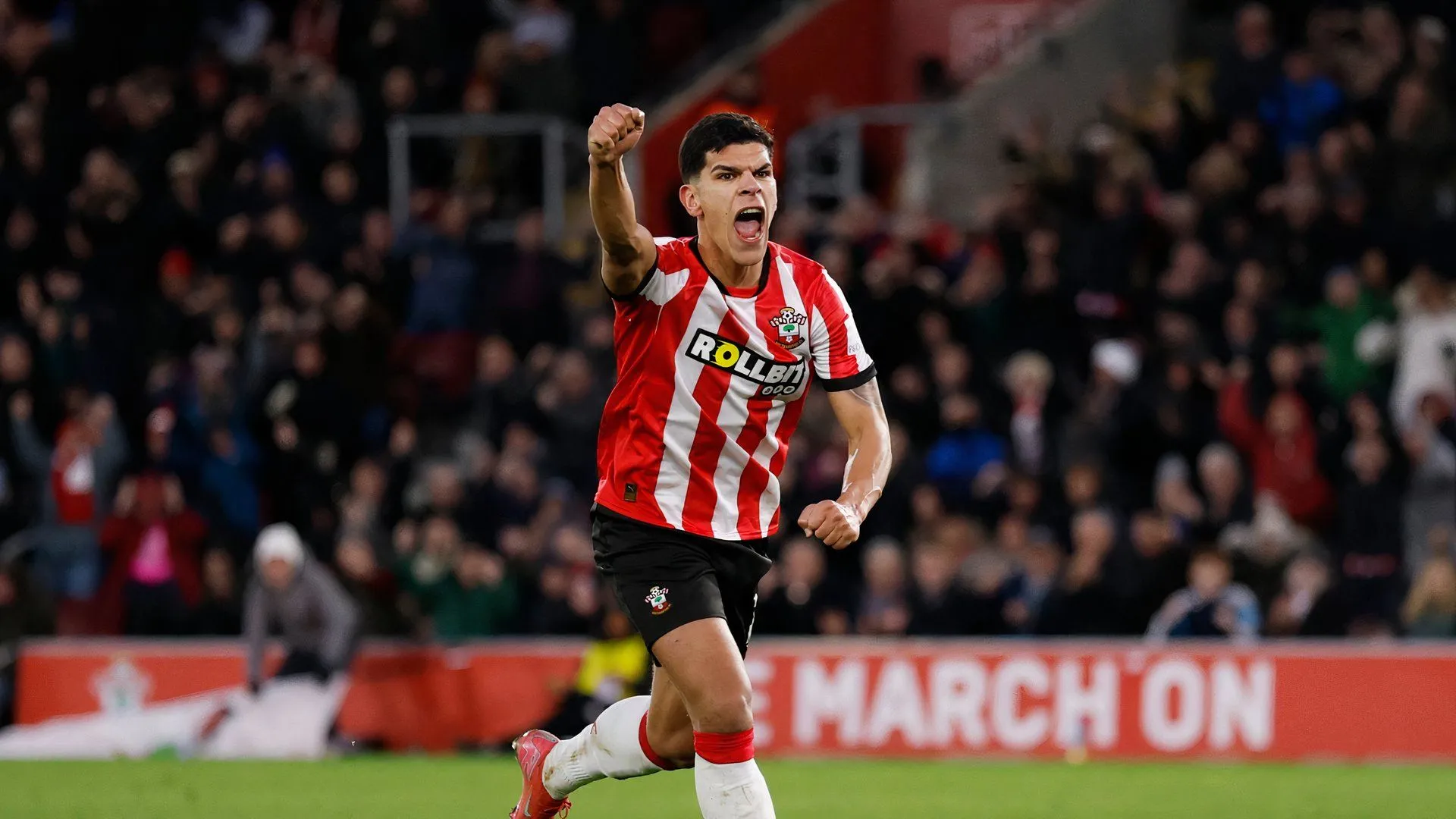 Mateus Fernandes ăn mừng bàn thắng trong màu áo Southampton