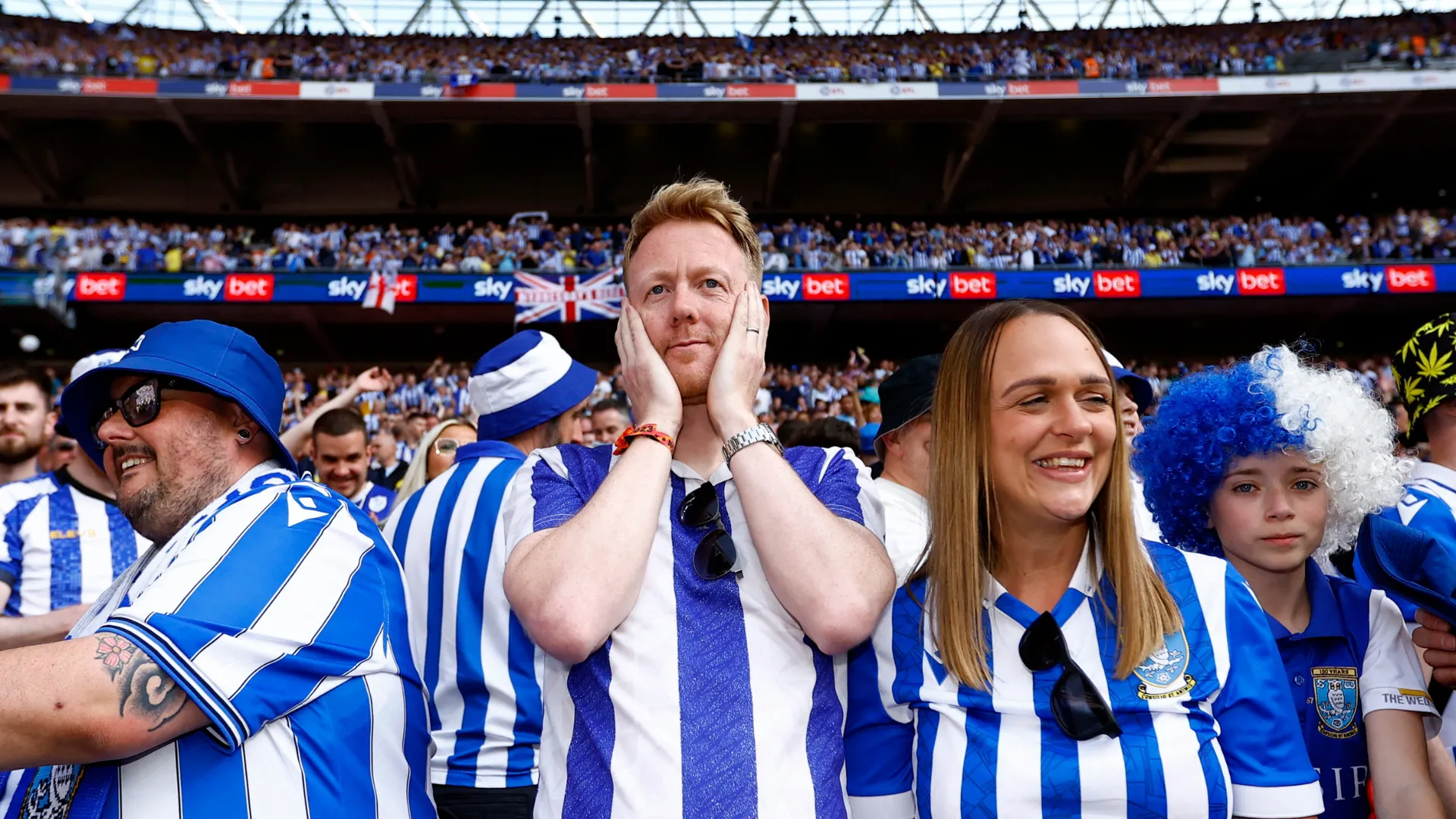 Người hâm mộ Sheffield Wednesday tại Sân vận động Wembley cổ vũ đội bóng.